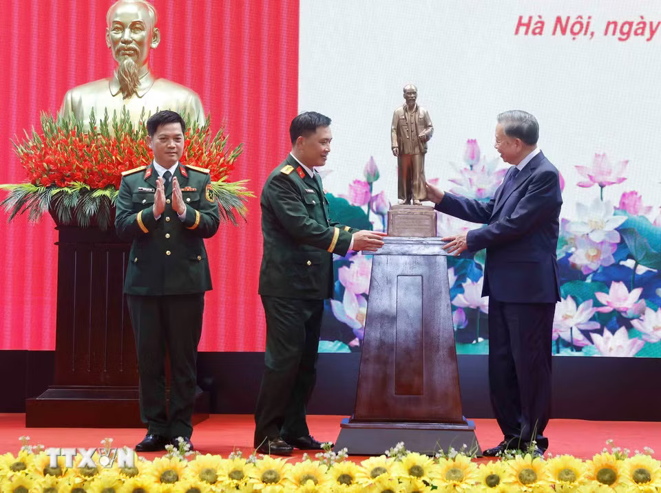 ttxvn-tong-bi-thu-chu-tich-nuoc-to-lam-bi-thu-quan-uy-trung-uong-tham-va-lam-viec-voi-su-doan-bo-binh-co-gioi-308-18-6.jpg.avif