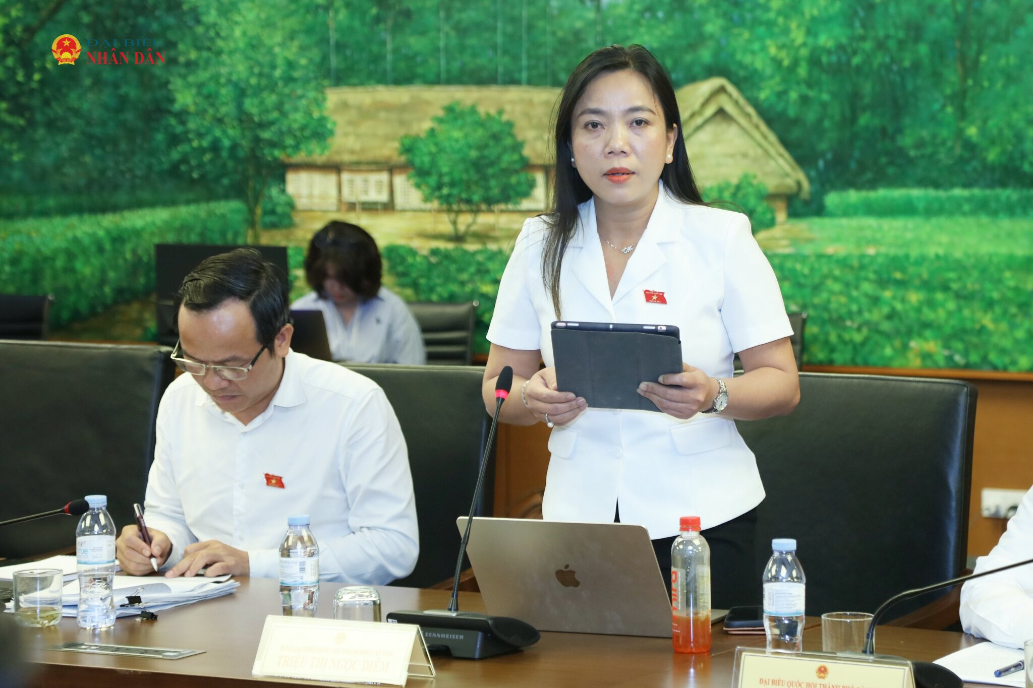 ĐBQH Triệu Thị Ngọc Diễm (Tp. Cần Thơ) phát biểu