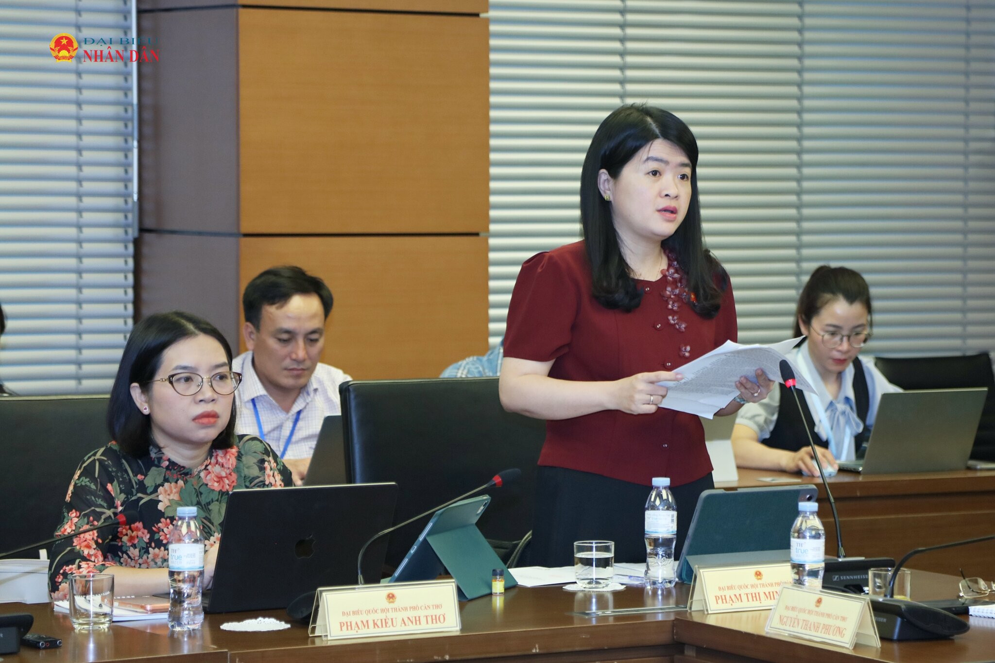ĐBQH Phạm Thị Minh Huệ (Tp. Cần Thơ) phát biểu