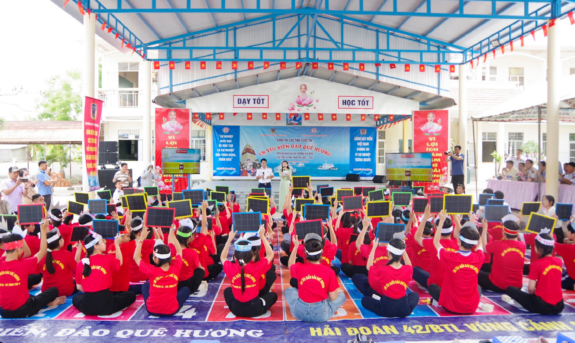 Quang cảnh Cuộc thi “Em yêu biển, đảo quê hương” năm học 2025 - 2026 tổ chức tại trường THCS Vĩnh Hậu (xã Vĩnh Hậu, tỉnh Cà Mau)