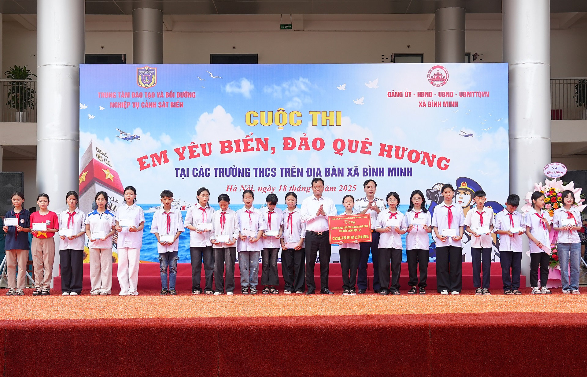 Trung tâm Đào tạo và Bồi dưỡng nghiệp vụ Cảnh sát biển trao quà tặng học sinh vượt khó học giỏi trên địa bàn xã Bình Minh, TP. Hà Nội