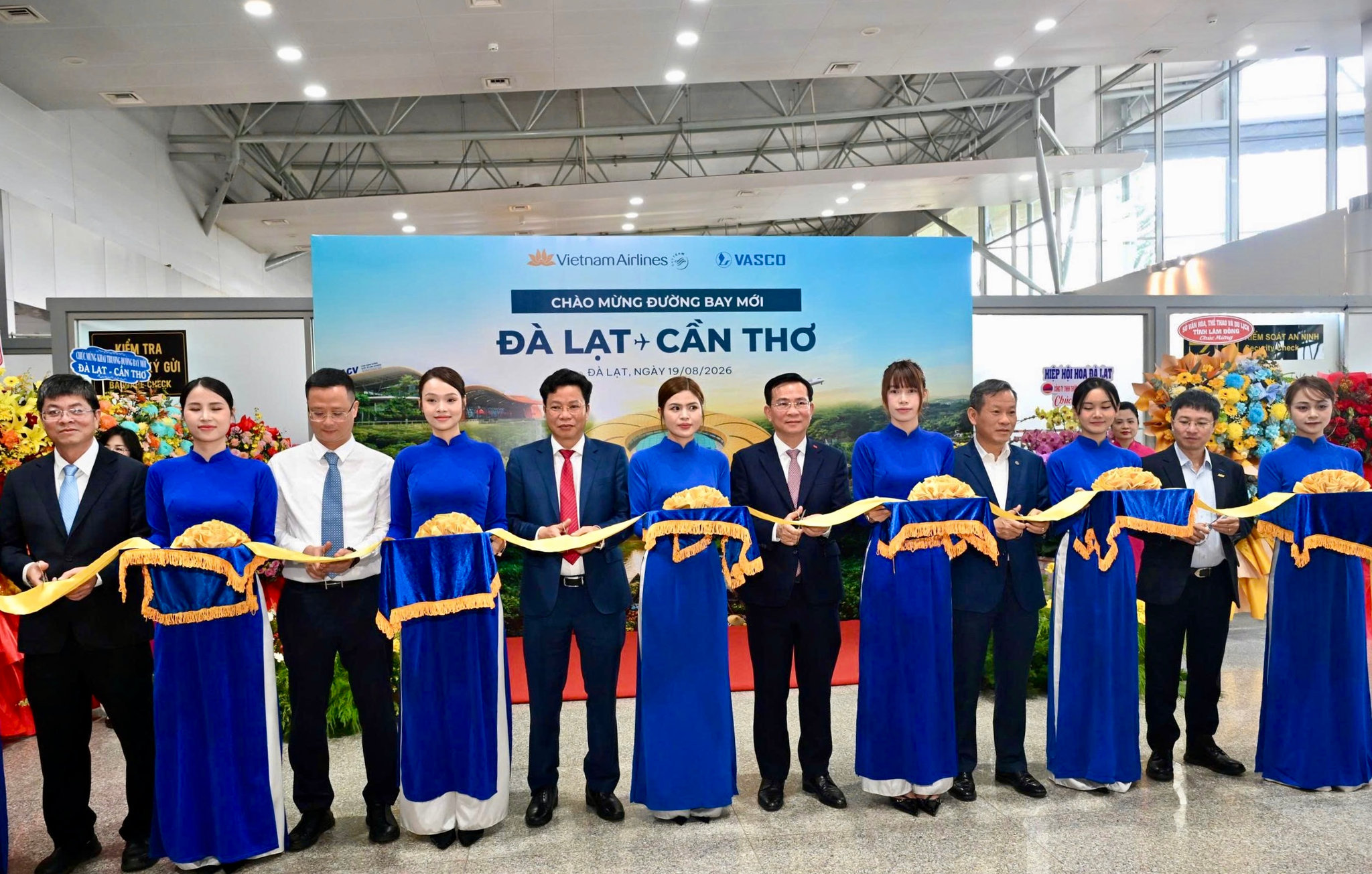5. Cũng trong sáng 19_8, Vietnam Airlines Group tổ chức lễ khai trương đường bay Cần Thơ - Đà Lạt, đánh dấu sự trở lại của đường bay này sau gần 6 năm gián đoạn