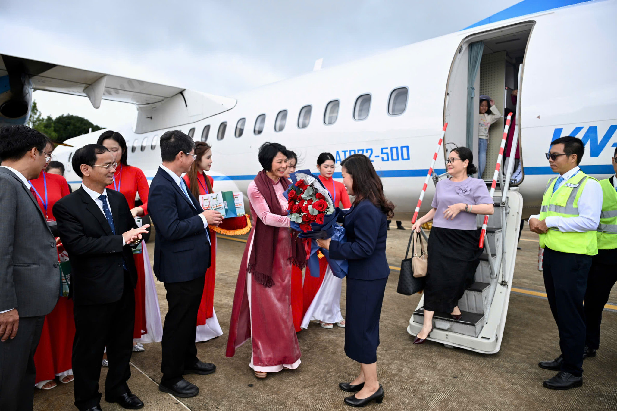 8. Hành khách đầu tiên trên chuyến bay VN8020 từ Cần Thơ do VASCO khai thác
