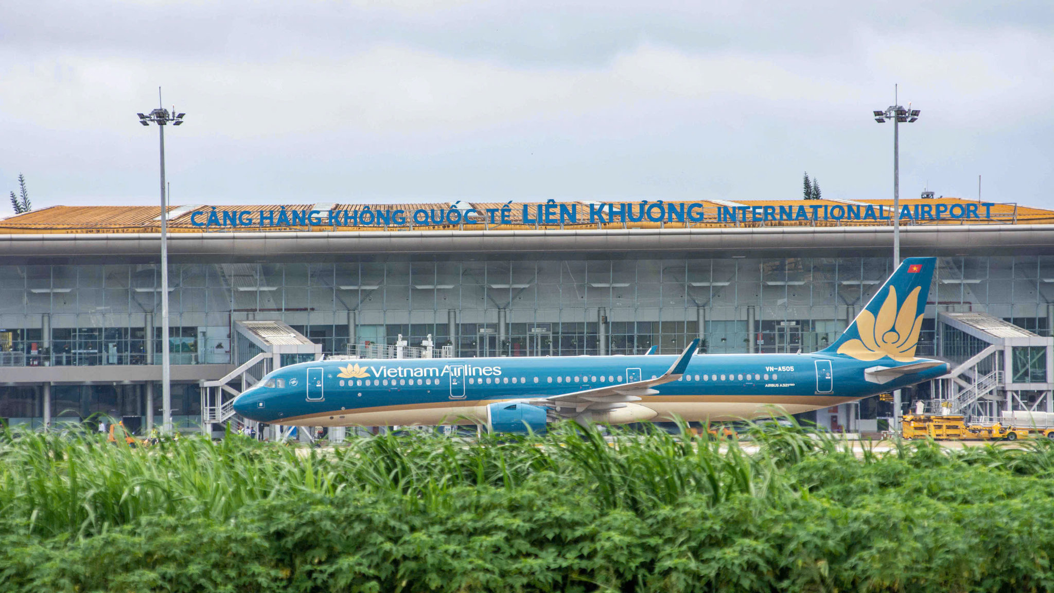 9. Sân bay Liên Khương đón những hành khách đầu tiên trong ngày mở cửa trở lại, đánh dấu việc Vietnam Airlines khôi phục các đường bay kết nối Đà Lạt với các địa phương