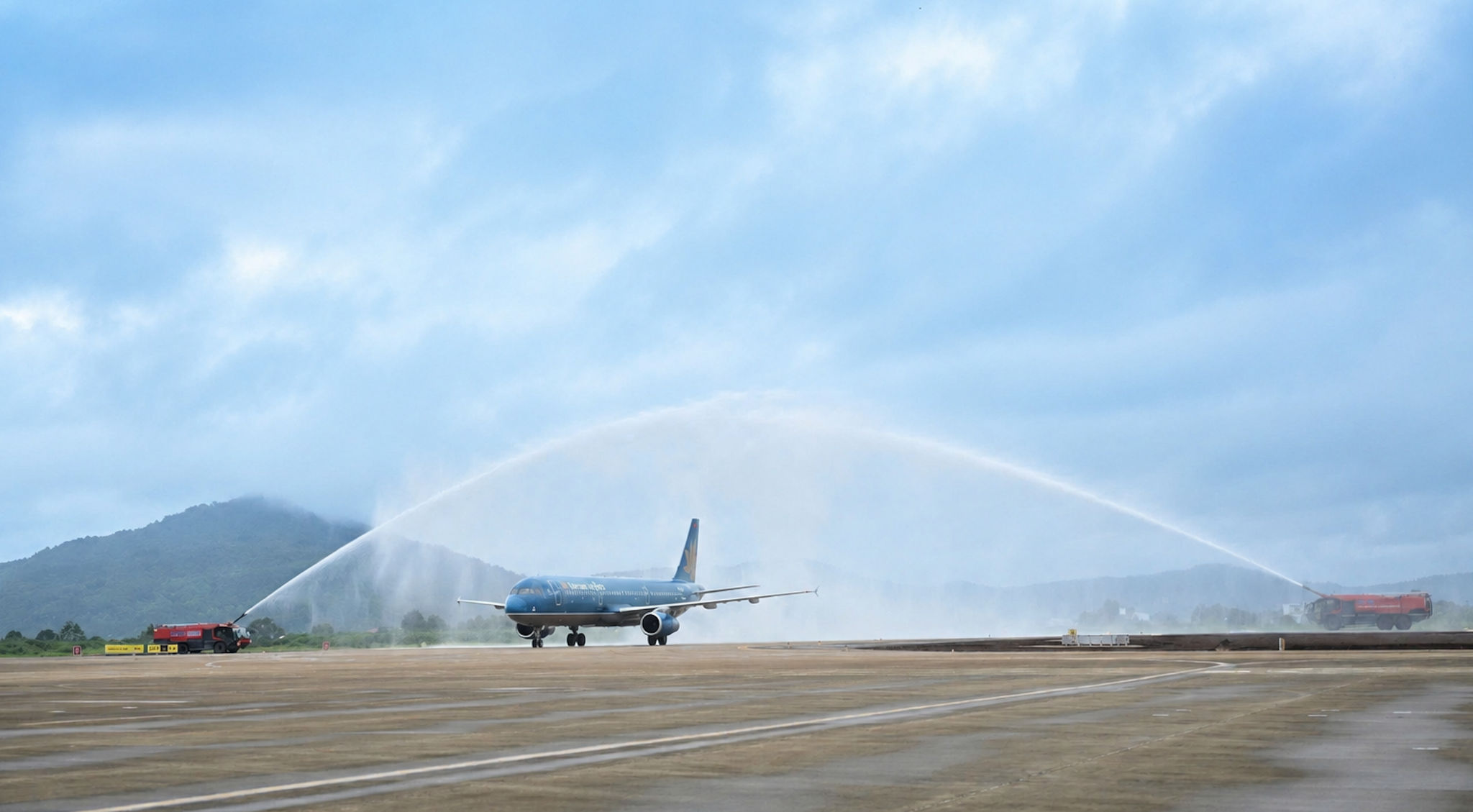 1. Chuyến bay đầu tiên của Vietnam Airlines đáp xuống sân bay Liên Khương được chào đón bằng nghi thức phun vòi rồng, đánh dấu thời khắc sân bay Liên Khương chính thức trở lại hoạt động sau hơn 5 tháng tạm dừng để 