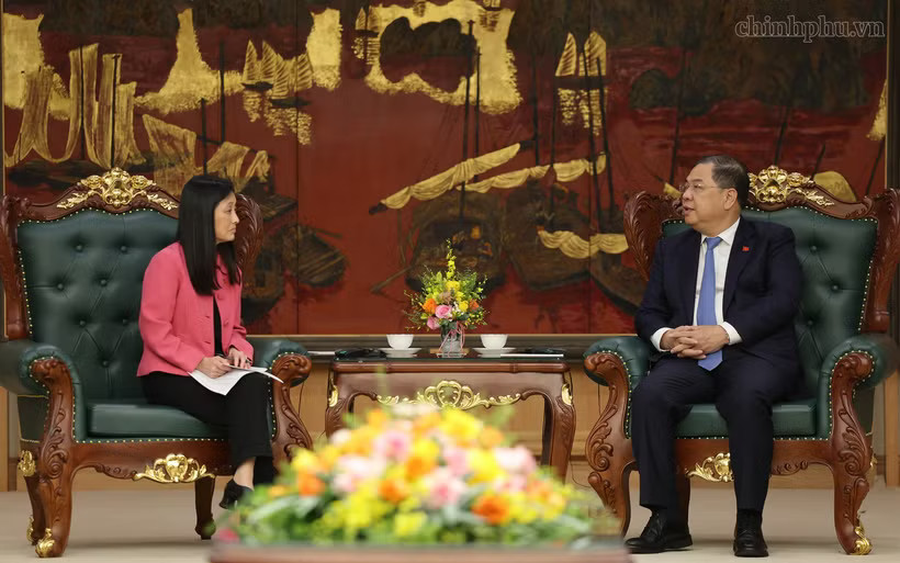 Standing Deputy Prime Minister Pham Gia Tuc (right) and US Ambassador to Vietnam Jennifer Wicks at the meeting in Hanoi on August 19 (Photo: chinhphu.vn)