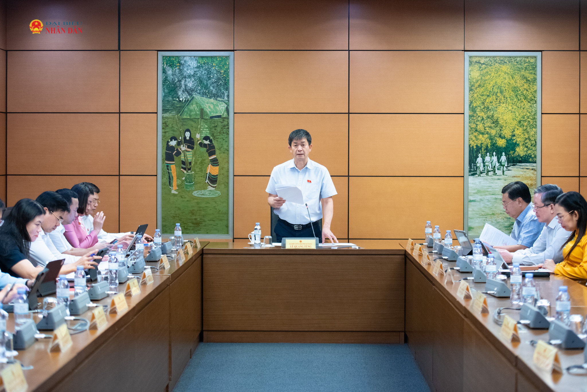 Bí thư Tỉnh ủy, Trưởng đoàn ĐBQH tỉnh An Giang Lê Quang Tùng điều hành phiên thảo luận Tổ 13