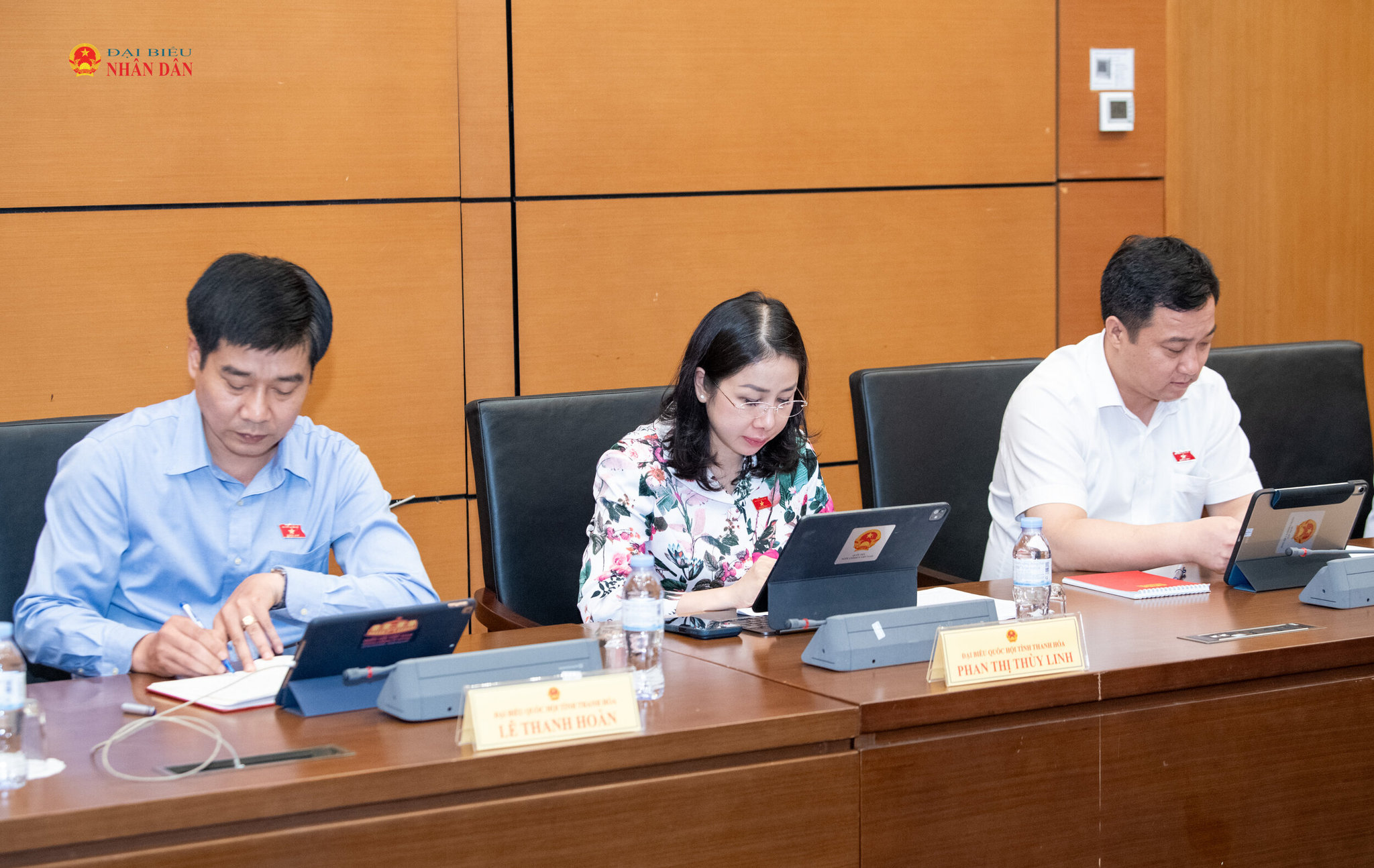 Các ĐBQH tham dự thảo luận Tổ 3 (Thanh Hóa, Tây Ninh).
