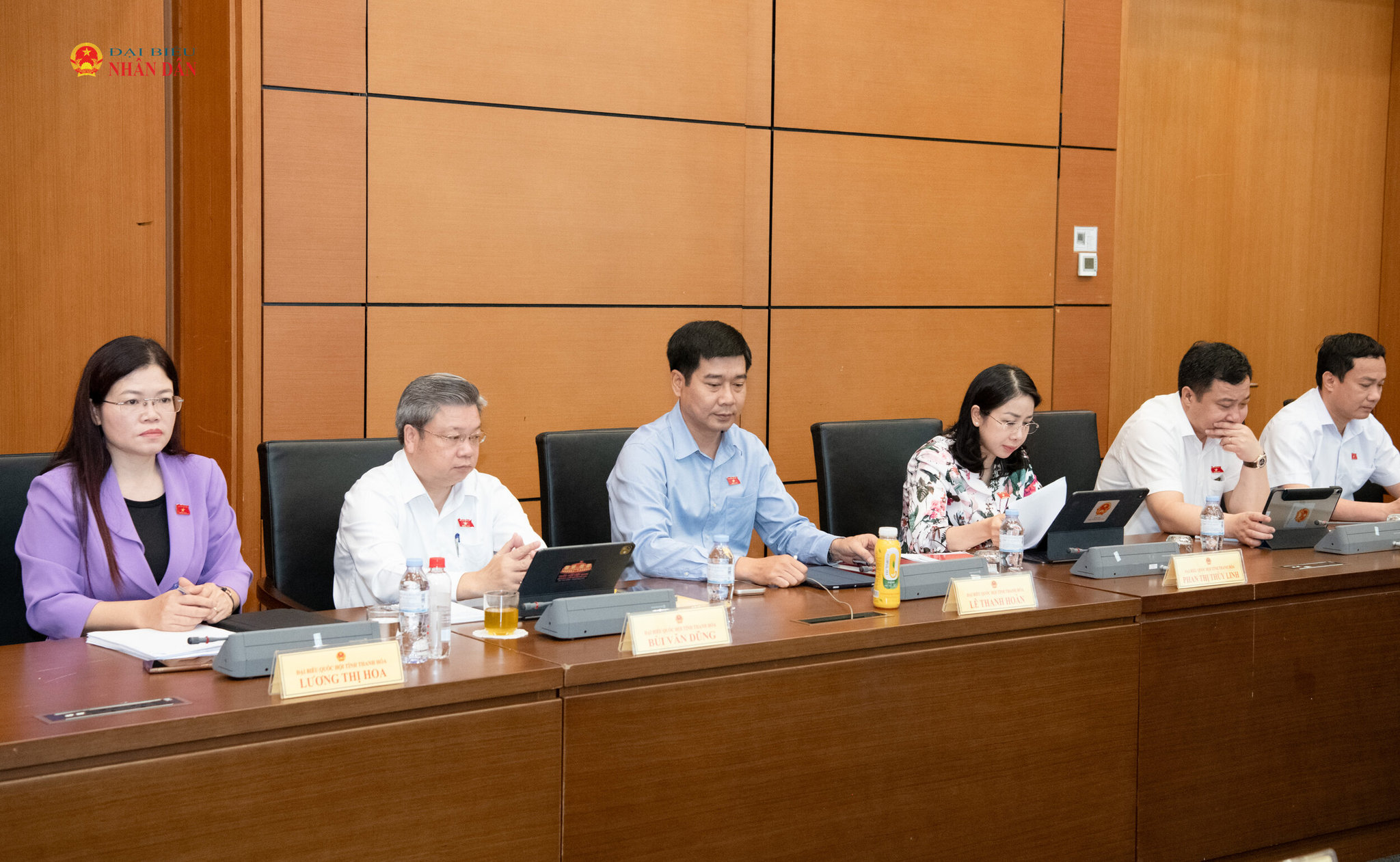 Các ĐBQH tham dự thảo luận Tổ 3 (Thanh Hóa, Tây Ninh).2