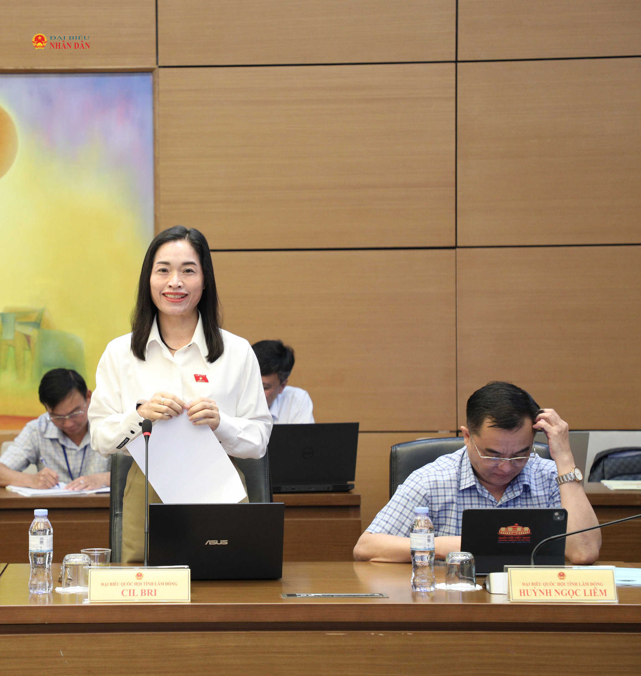 Đại biểu Cil Bri (Lâm Đồng) phát biểu thảo luận tại tổ