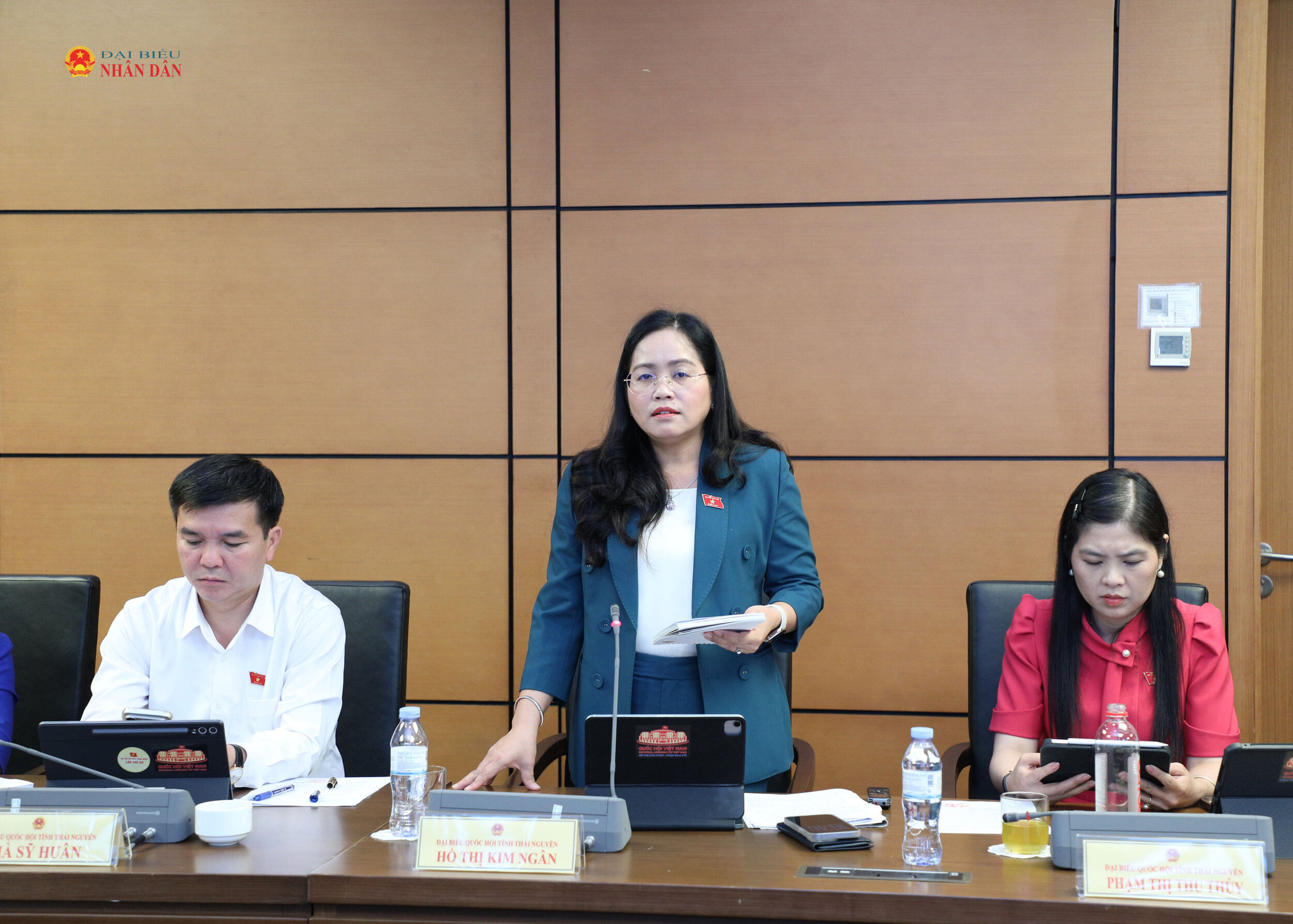 Đại biểu Hồ Thị Kim Ngân (Thái Nguyên) phát biểu thảo luận tại tổ