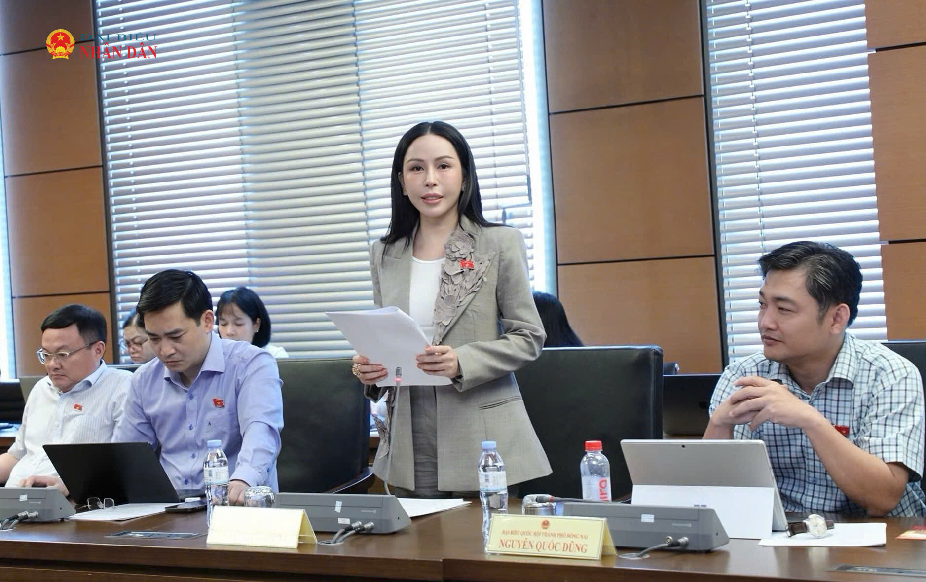 Đại biểu Lê Nữ Thùy Dương (Đồng Nai) phát biểu thảo luận tại tổ