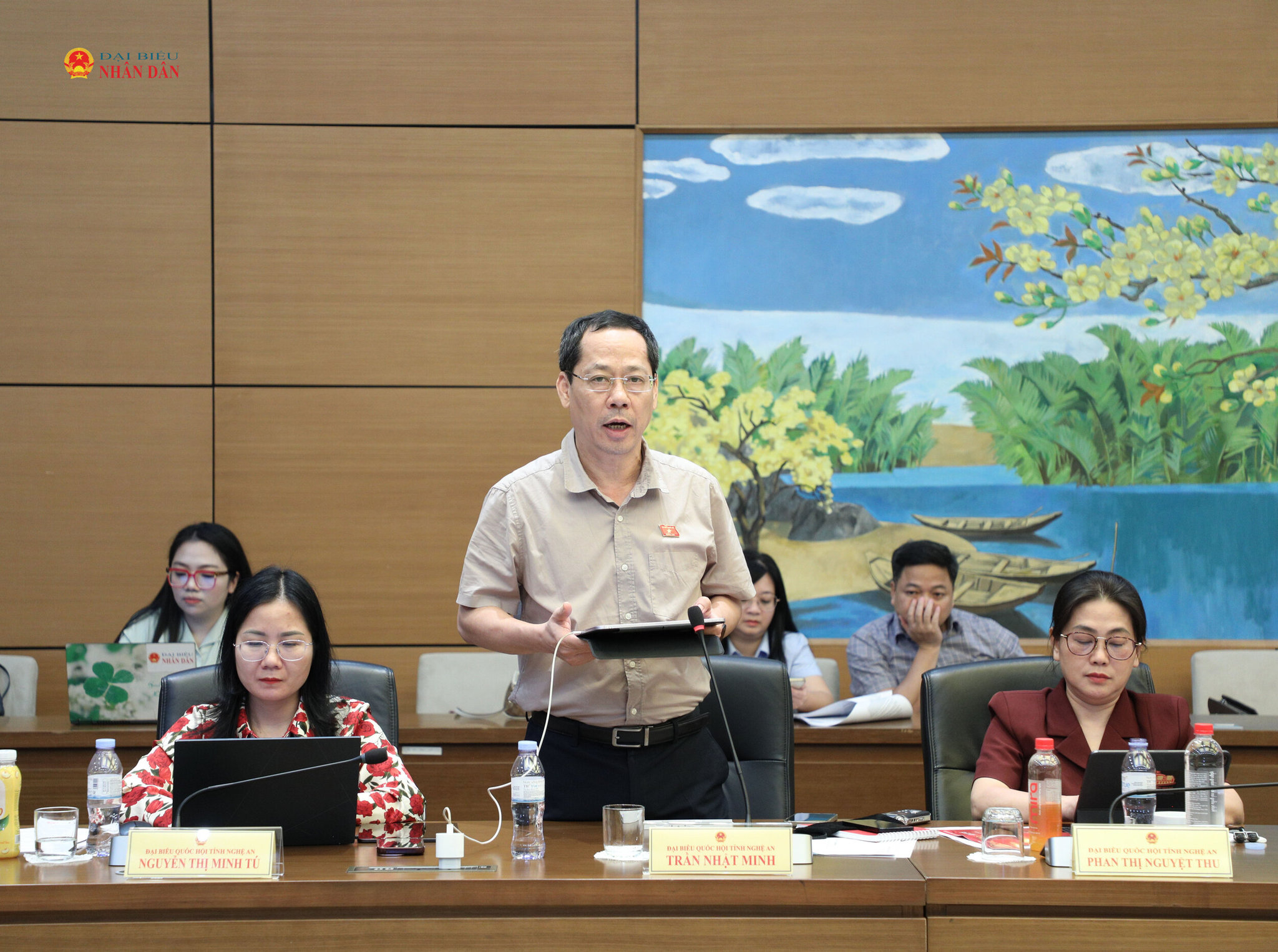 Đại biểu Trần Nhật Minh (Nghệ An) phát biểu thảo luận tại tổ