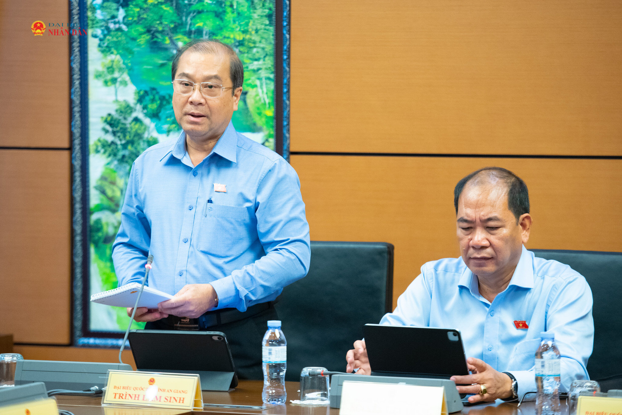 ĐBQH Trình Lam Sinh (An Giang) phát biểu thảo luận tại Tổ 13