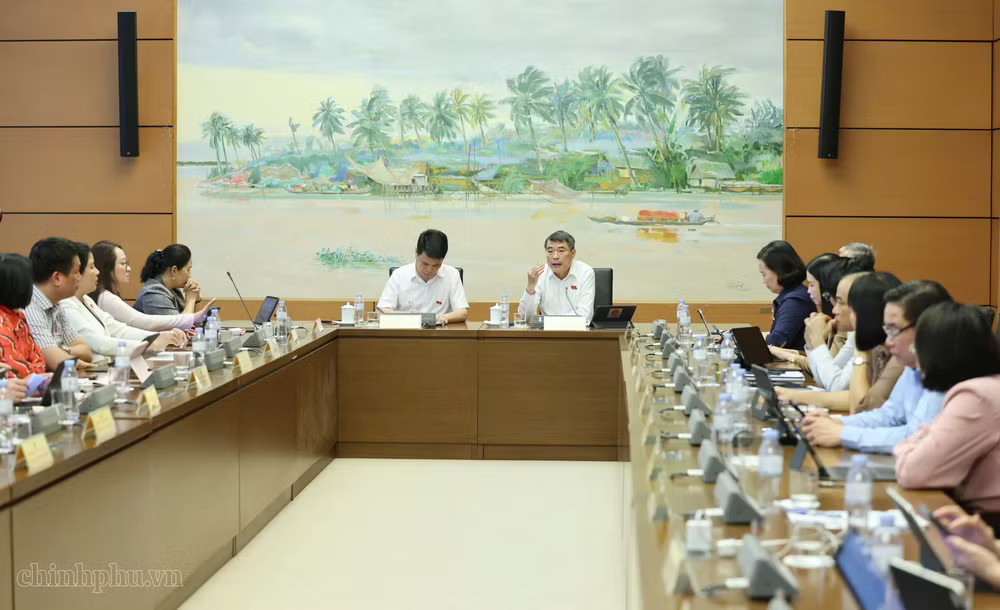 Prime Minister Le Minh Hung and deputies at the group dicussion on August 19. (Photo: chinhphu.vn) pm1.png