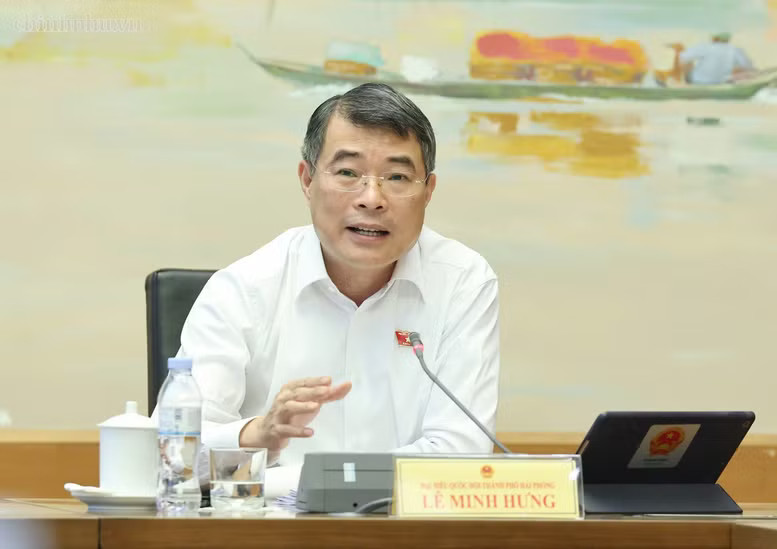 Prime Minister Le Minh Hung speaks at a group discussion on policy orientations for revising the Land Law, Housing Law and Law on Real Estate Business in Hanoi on August 19. (Photo: chinhphu.vn)