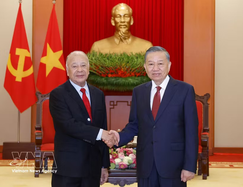 General Secretary of the Communist Party of Vietnam Central Committee and President To Lam (right) receives Senator, General Secretary of the Mexican Labour Party Alberto Anaya Gutiérrez in Hanoi on August 19. (Photo: VNA)