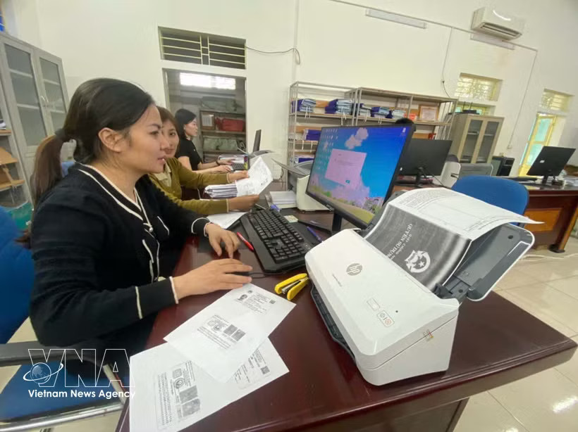 Officials in Xuan Hoa commune, Thanh Hoa province, are digitising land information data. (Photo: VNA)