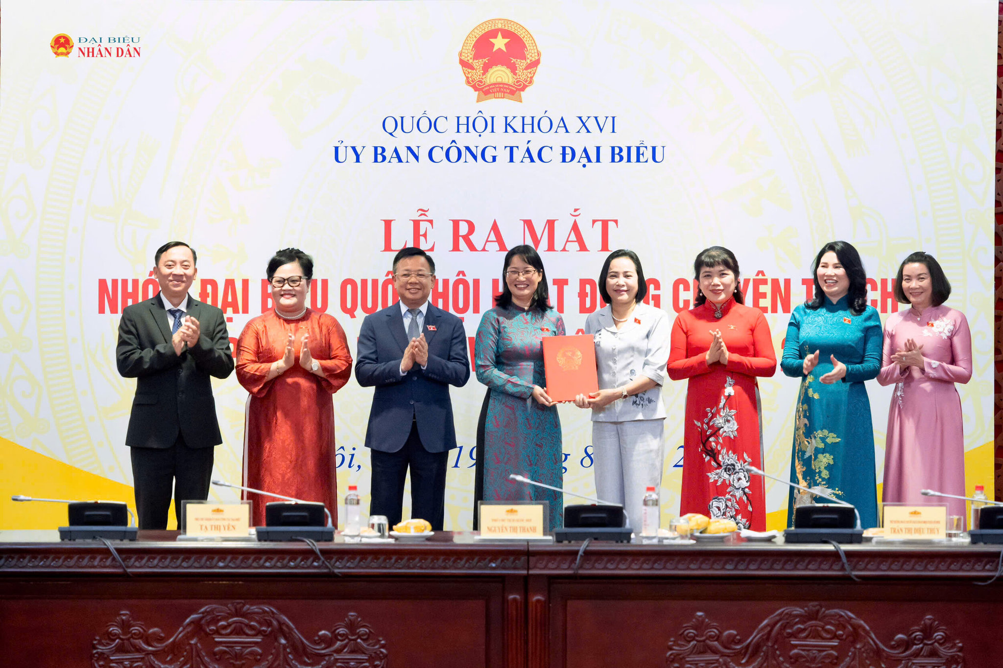 Phó Chủ tịch Quốc hội Nguyễn Thị Thanh trao Nghị quyết của Ủy ban Thường vụ Quốc hội về việc thành lập Nhóm Đại biểu Quốc hội hoạt động chuyên trách ở địa phương khóa XVI.