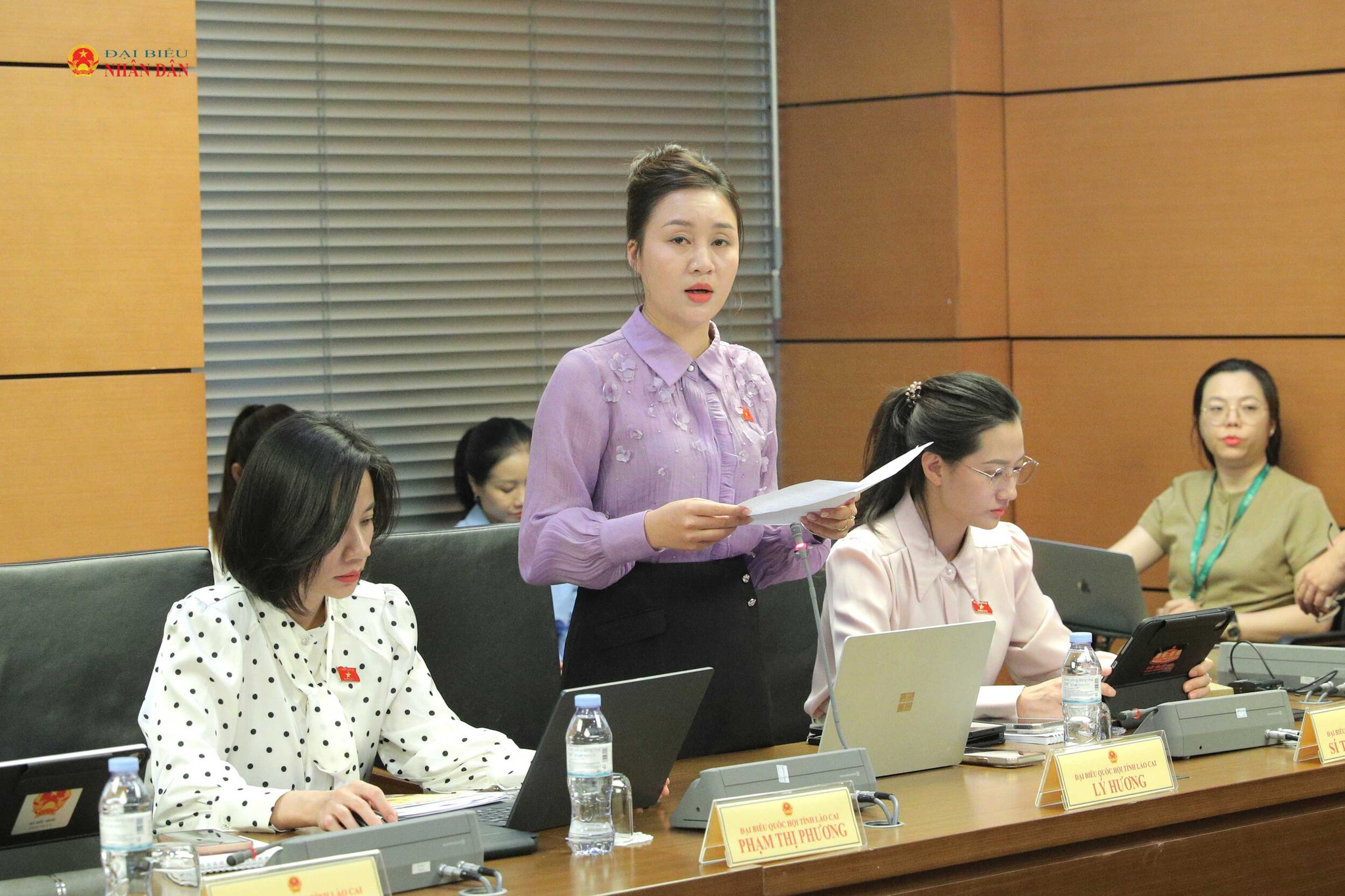 Tổ 4 (Khánh Hòa, Huế, Lào Cai)/ĐBQH Lý Hương (Lào Cai) phát biểu