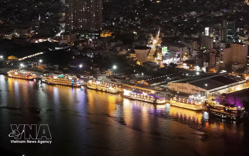 A view of a Ho Chi Minh City's corner (Photo: VNA) vnanet-potal-trung-tam-tp-ho-chi-minh-lung-linh-sac-mau-chao-mung-dai-hoi-xiv-cua-dang-8541550.jpg