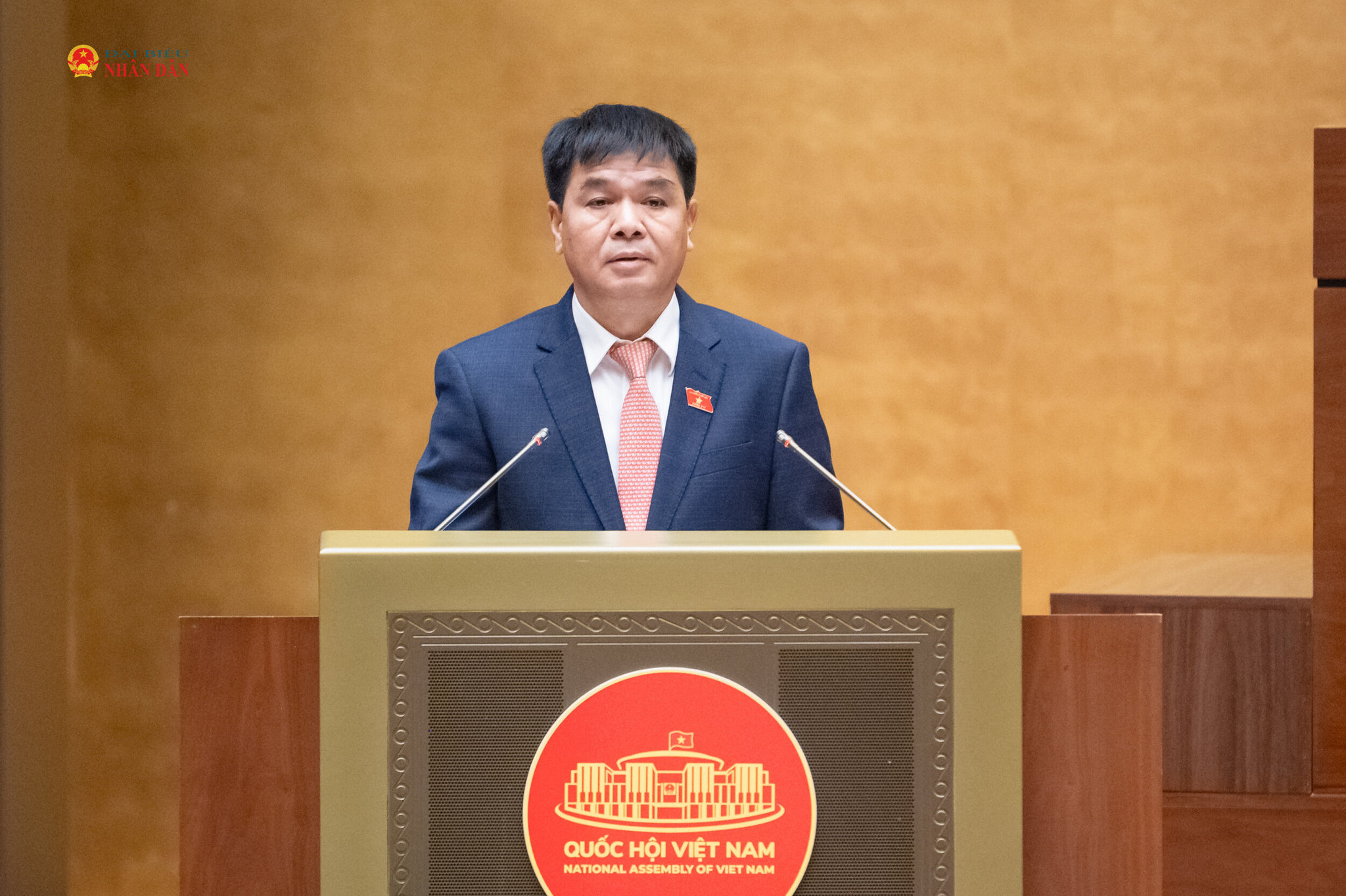 Phó Chủ nhiệm Ủy ban Kinh tế và Tài chính Nguyễn Hữu Toàn trình bày Báo cáo ý kiến về định hướng xây dựng dự án Luật Ngân sách nhà nước