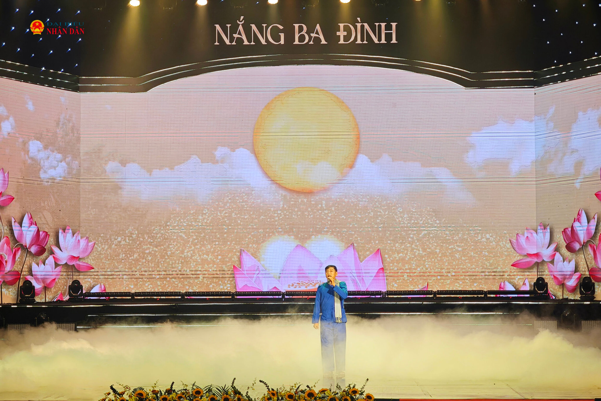 NSND Tấn Giao thể hiện bài ca vọng cổ ”Vào lăng viếng Bác” của soạn giả Lưu Mộng Long, thể hiện tấm lòng của những người con miền Nam đối với Bác Hồ kính yêu