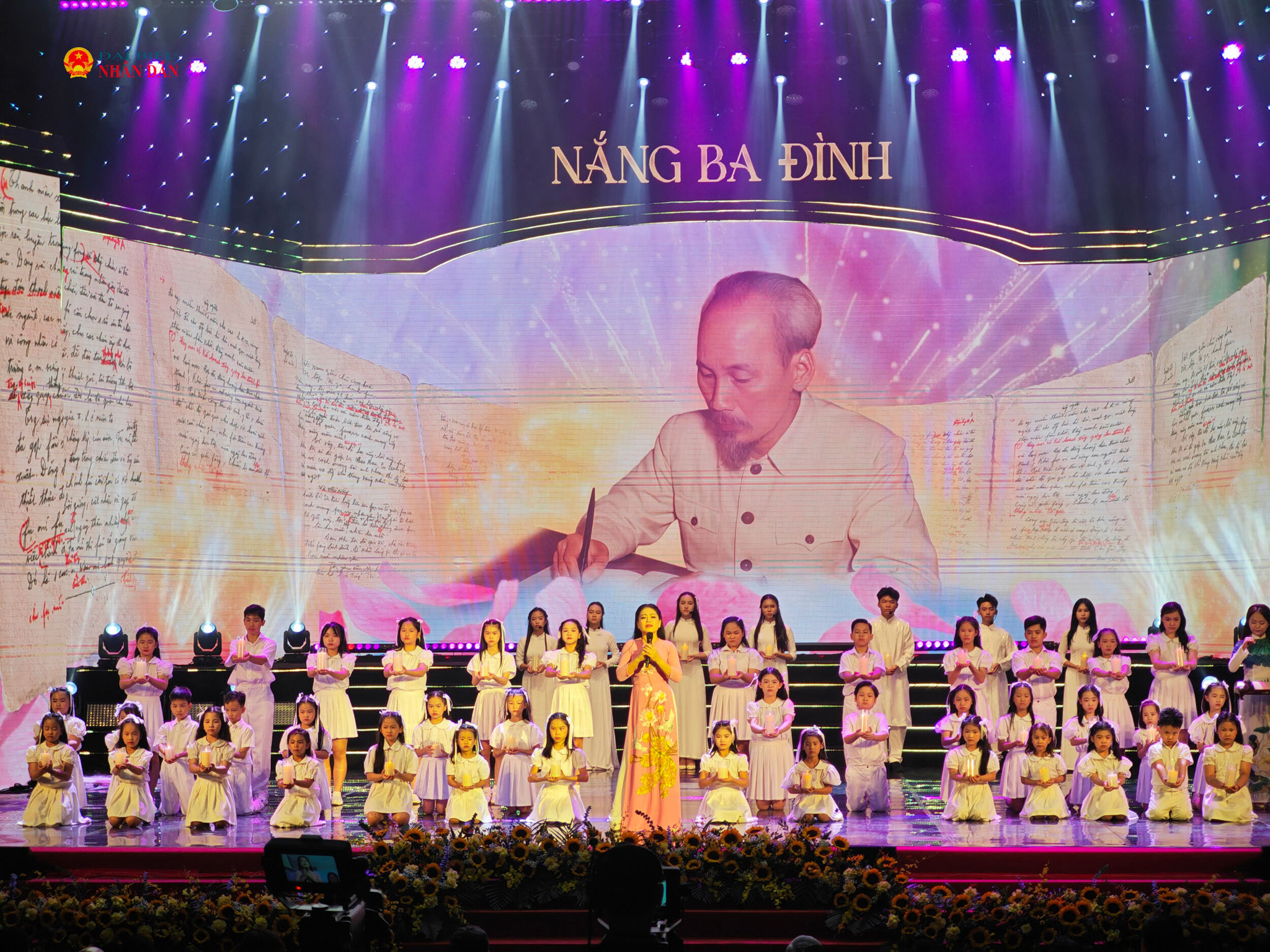 Ca sĩ Anh Thơ cùng các em thiếu nhi CLB Ngôi Sao Nhỏ trình diễn ca khúc ”Lời Bác dặn trước lúc đi xa” của nhạc sĩ Trần Hoàn