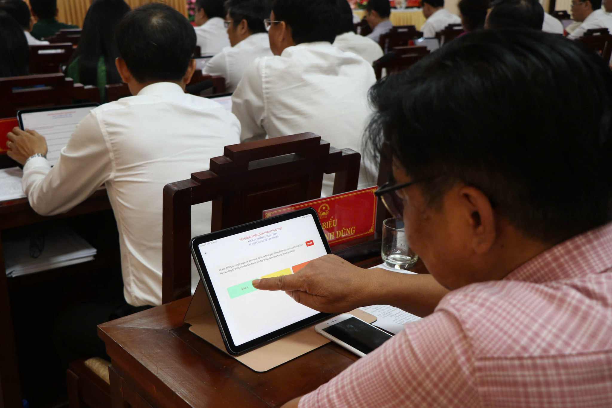 Đại biểu biểu quyết thông qua nghị quyết tại kỳ họp