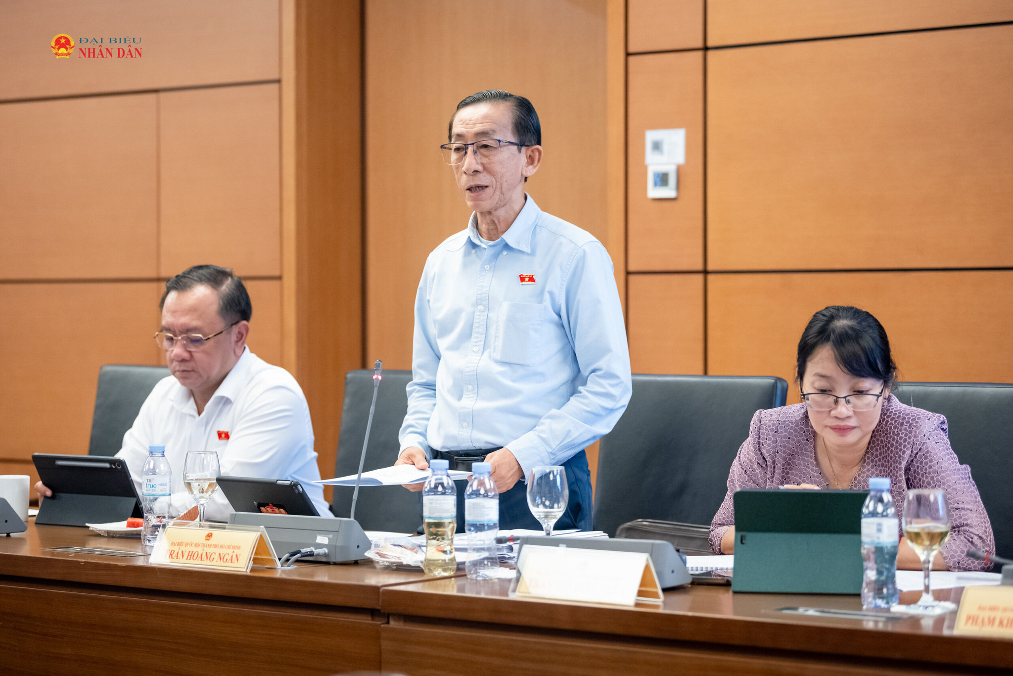 ĐBQH Trần Hoàng Ngân (TP. Hồ Chí Minh) phát biểu thảo luận tại tổ 2