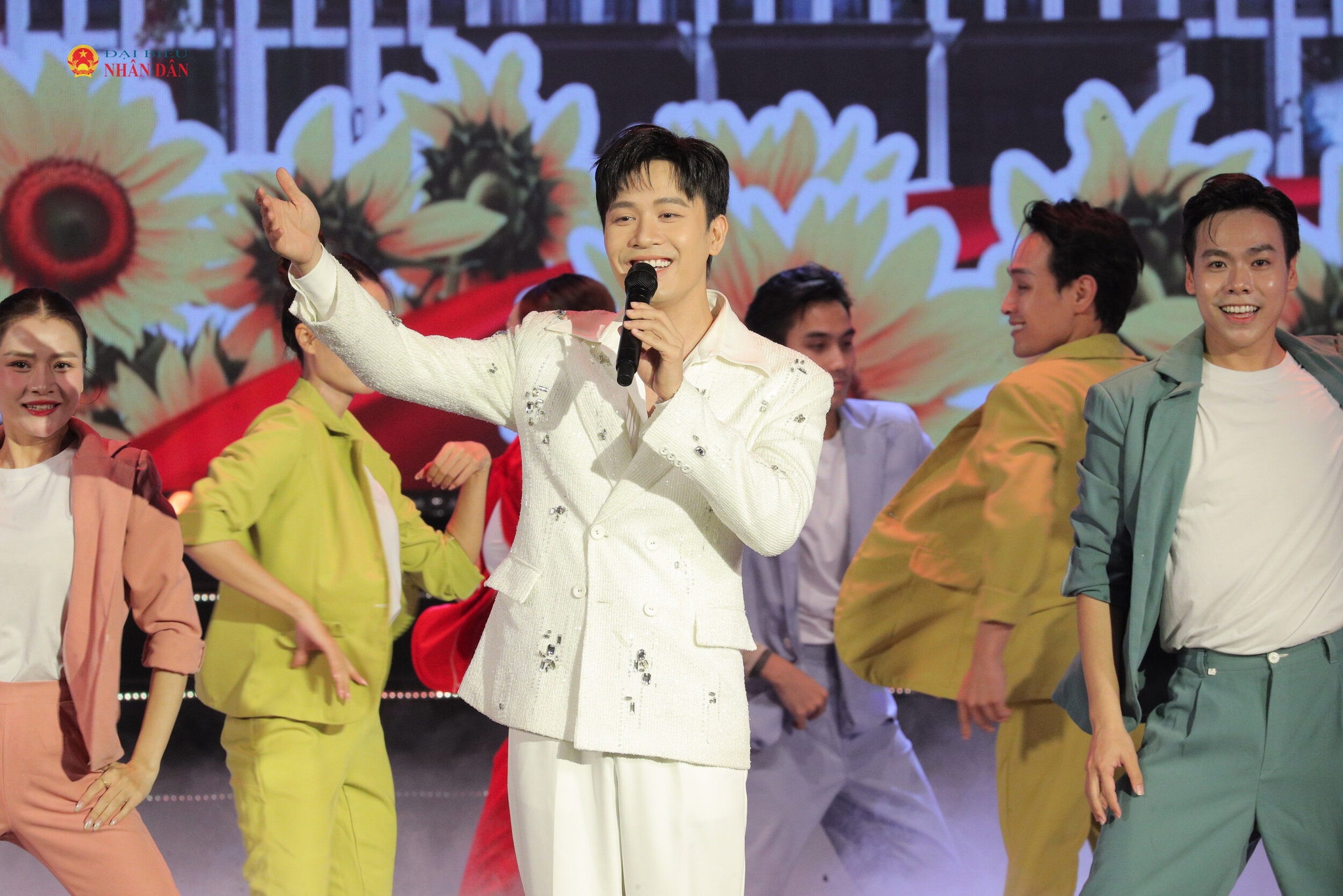Ca sĩ Phạm Anh Duy trình bày