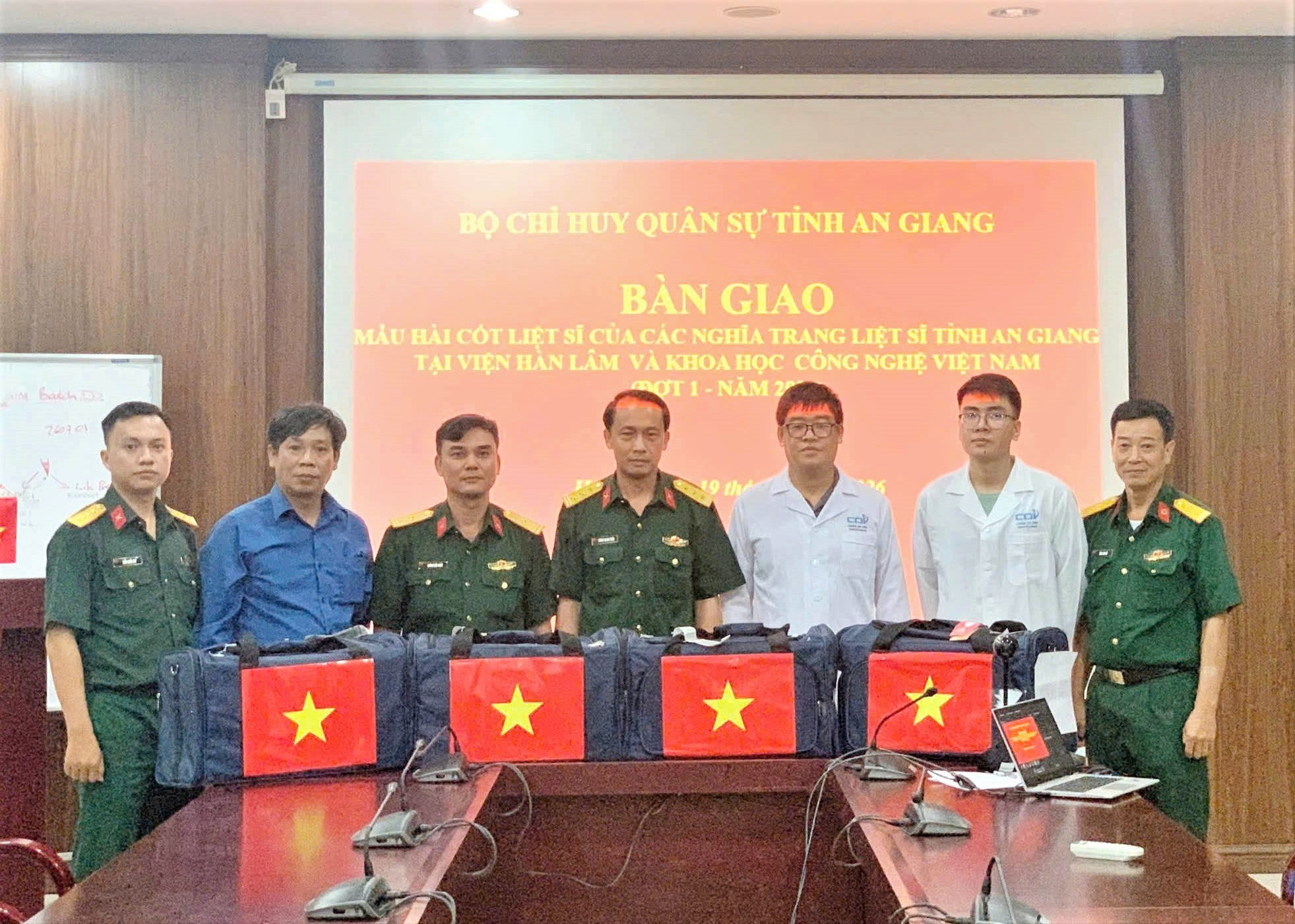 ban giao mau hai cot liet si