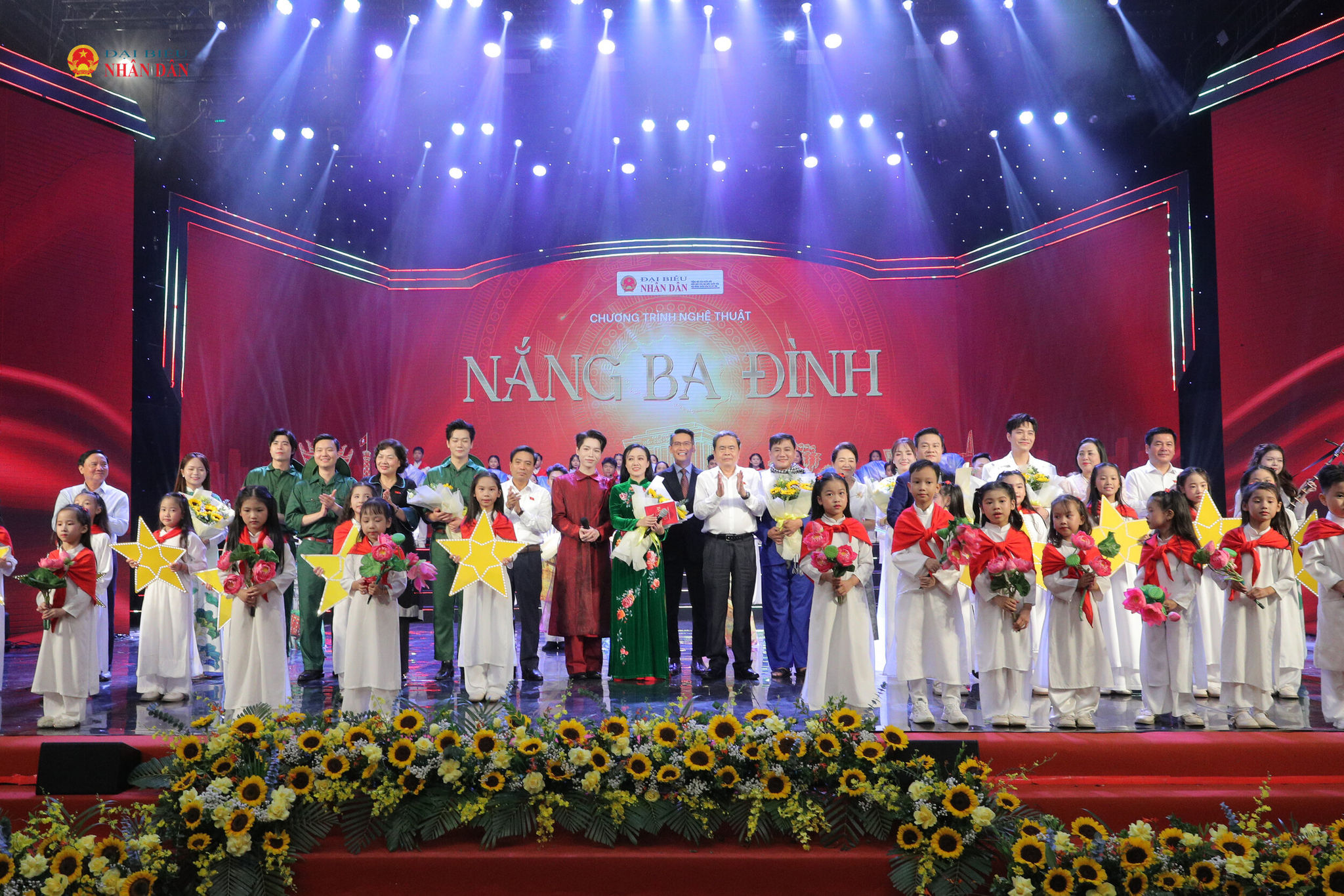 Chủ tịch Quốc hội Trần Thanh Mẫn tặng hoa 1