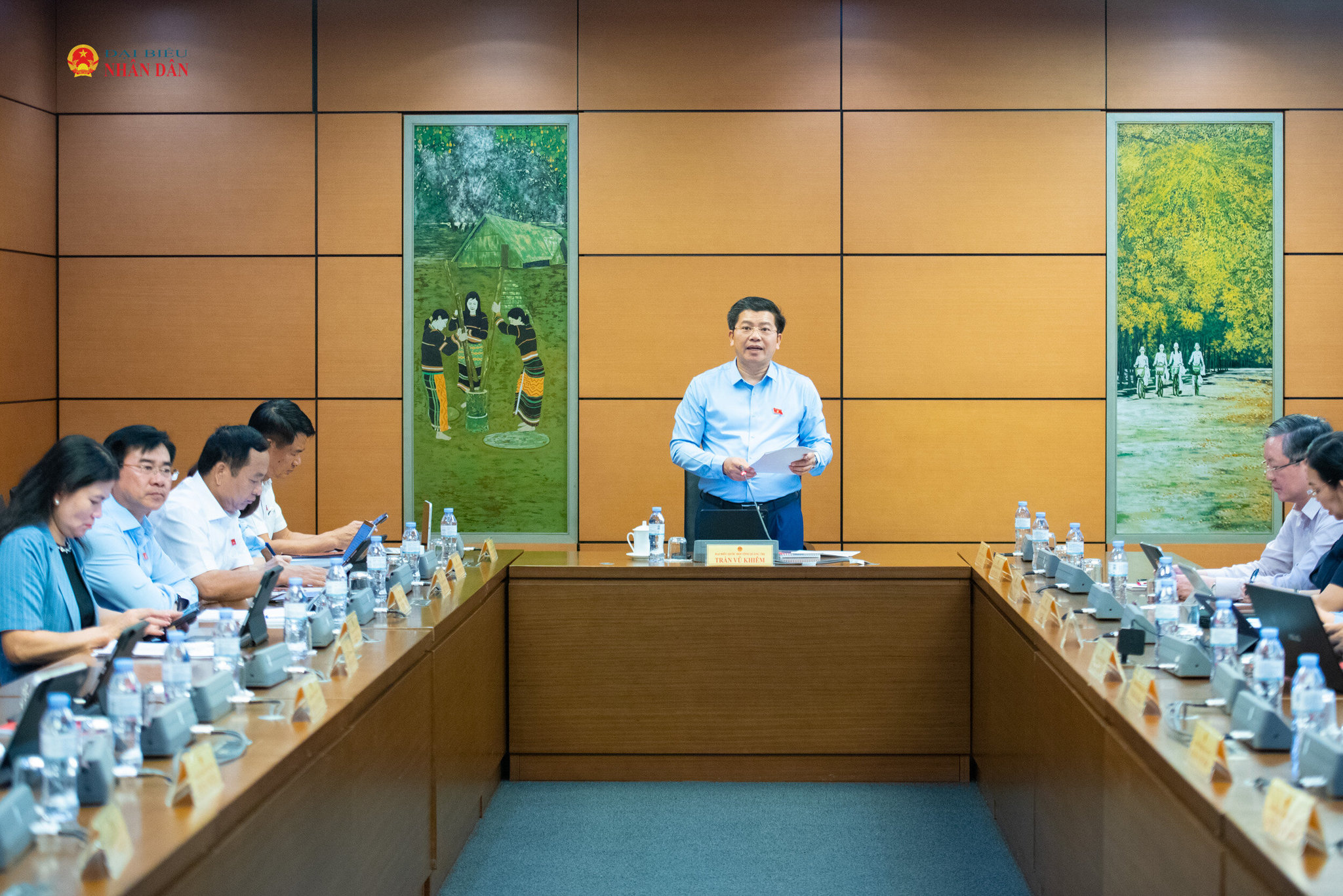 ĐBQH Trần Vũ Khiêm, Phó Bí thư Thường trực Tỉnh ủy, Trưởng đoàn ĐBQH tỉnh Quảng Trị điều hành phiên thảo luận Tổ 13.