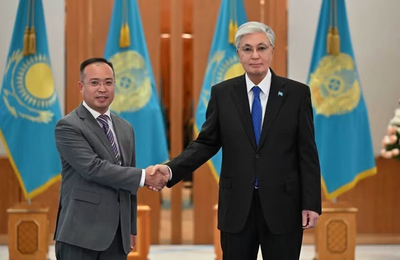 Vietnamese Ambassador to Kazakhstan Nguyen Thanh Le (L) and Kazakh President Kassym-Jomart Tokayev at their meeting on August 19. (Photo published by VNA)