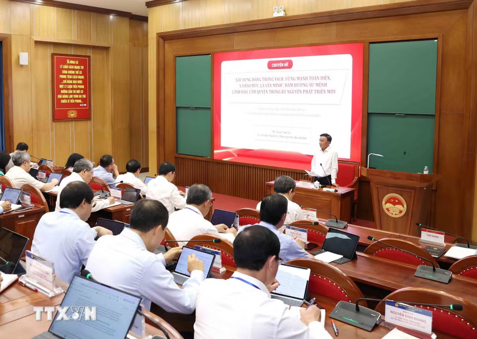media.vietnamplus.vn-images-yi45dyxdxvvavn-iwqhoansq1rg0oktdfw-xwxjb8jyh-endv5t0pmnvpddjcd0djndm0cv8olyfxyn2xkbsxjavtm47hkja0_01wyvmqck-_ttxvn-2008-thuong-truc-ban-bi-thu-xay-dung-dang-2.jpg.avif