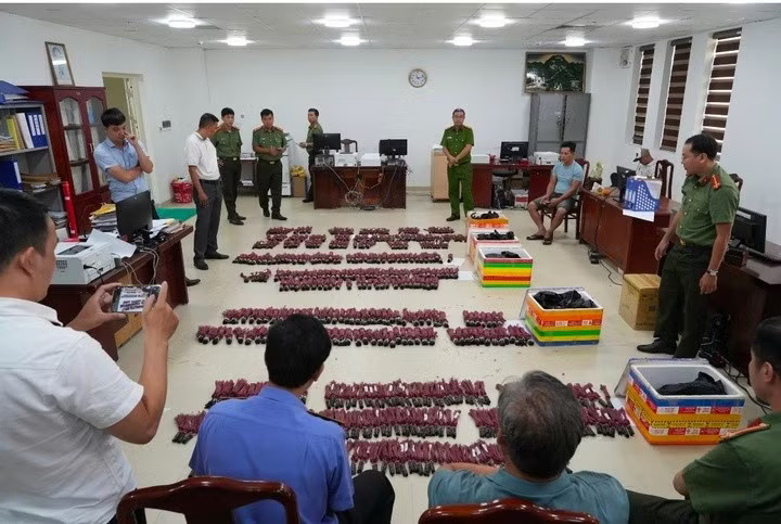 Nearly 9,300 electric detonators are confiscated. (Photo: VNA)