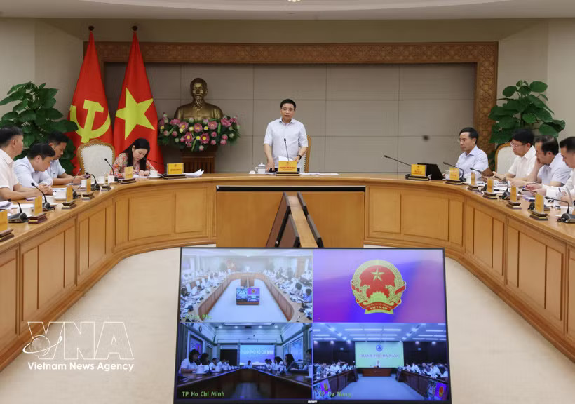 Deputy Prime Minister Nguyen Van Thang, who is also Chairman of the VIFC Executive Council, speaks at the council meeting in Hanoi on August 19. (Photo: VNA)