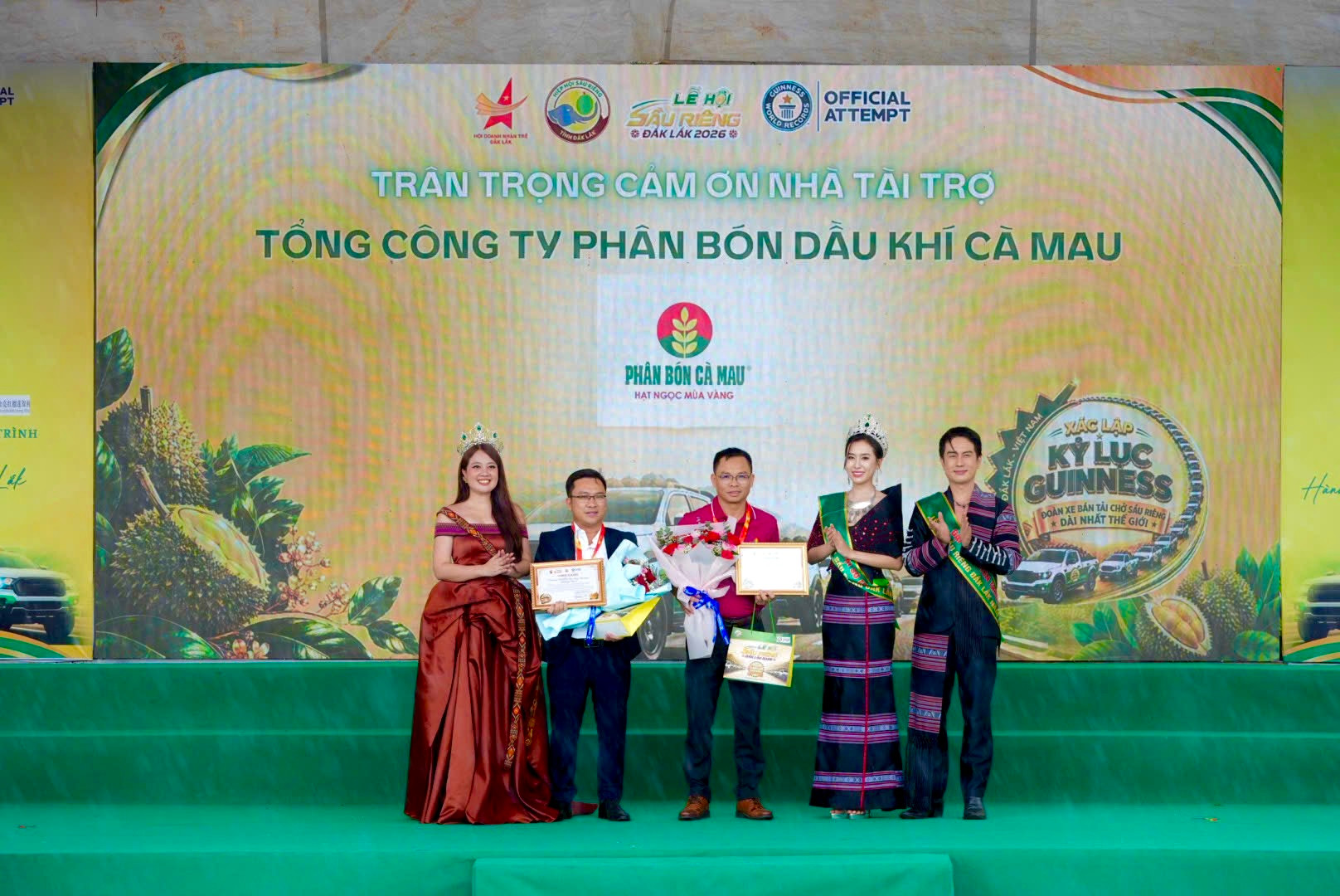 phan-bon-ca-mau-dong-hanh-dua-sau-rieng.jpg