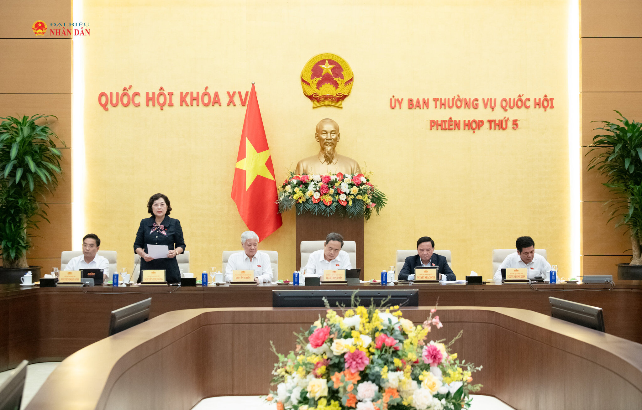 pho-chu-tich-qh-nguyen-thi-hong-dieu-hanh-phien-hop.3.jpg