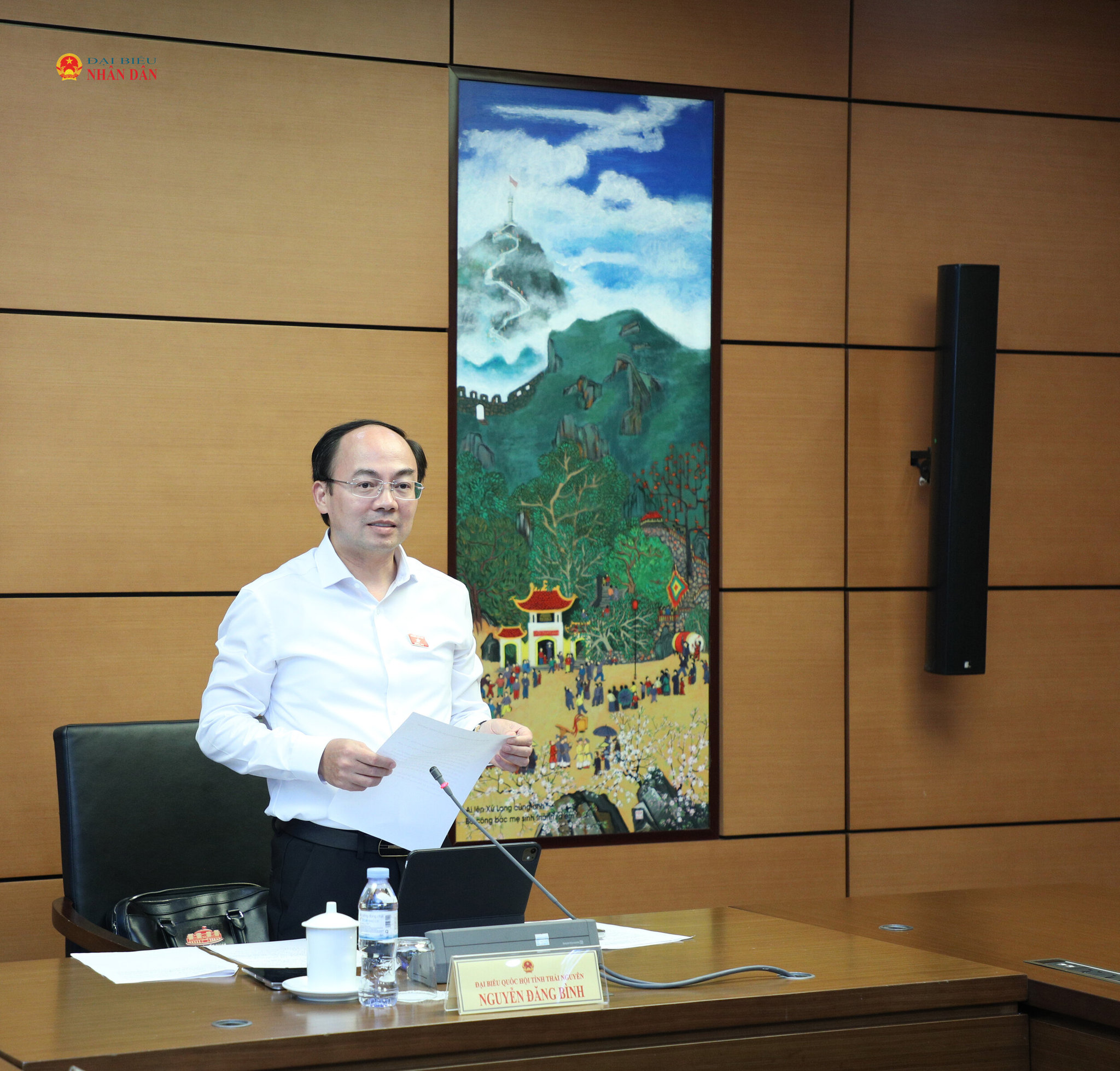 Trưởng Đoàn ĐBQH tỉnh Thái Nguyên Nguyễn Đăng Bình chủ trì buổi thảo luận tại Tổ 6