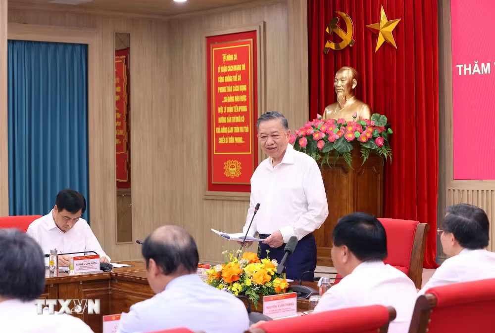 ttxvn-tong-bi-thu-chu-tich-nuoc-tham-va-lam-viec-tai-hoc-vien-chinh-tri-quoc-gia-ho-chi-minh-12.jpg