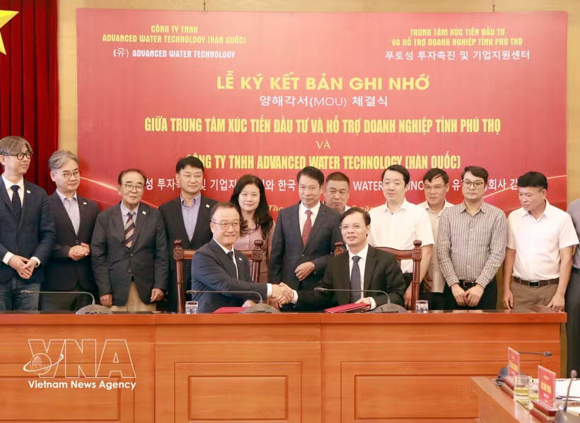 Delegates from the Phu Tho Centre for Investment Promotion and Enterprise Support and the Republic of Korea’s Advanced Water Technology Co., Ltd. at the signing ceremony. (Photo: VNA)