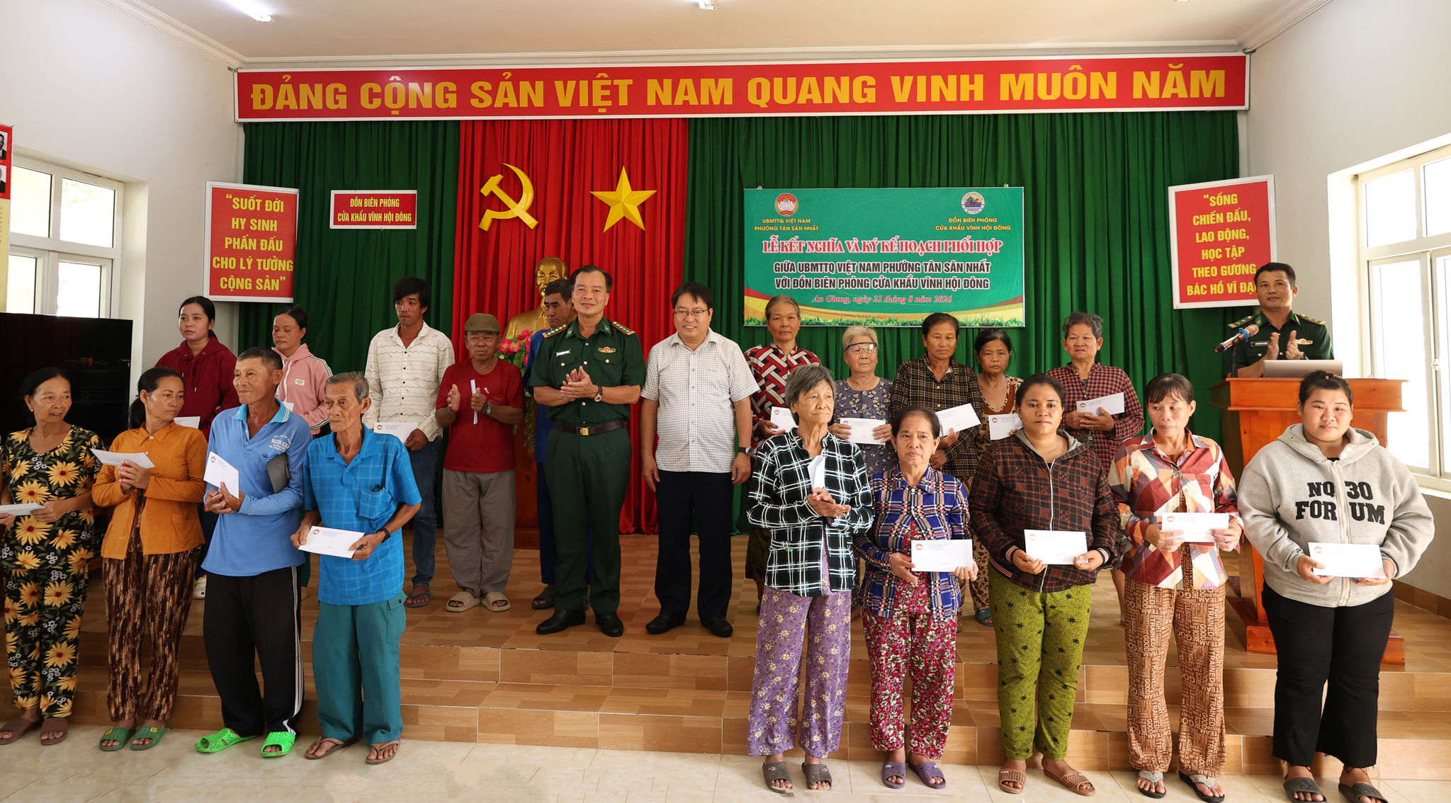 Các đại biểu tặng quà cho người dân có hoàn cảnh khó khăn trên địa bàn xã An Phú