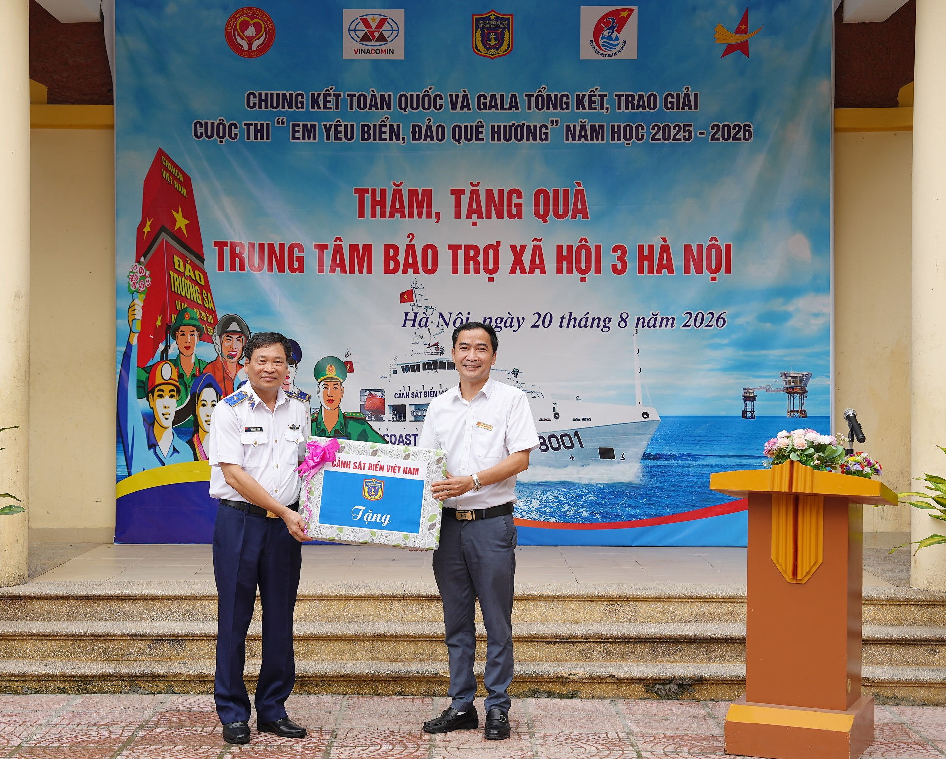 Thiếu tướng Trần Văn Xuân trao quà tặng Trung tâm Bảo trợ xã hội 3 Hà Nội