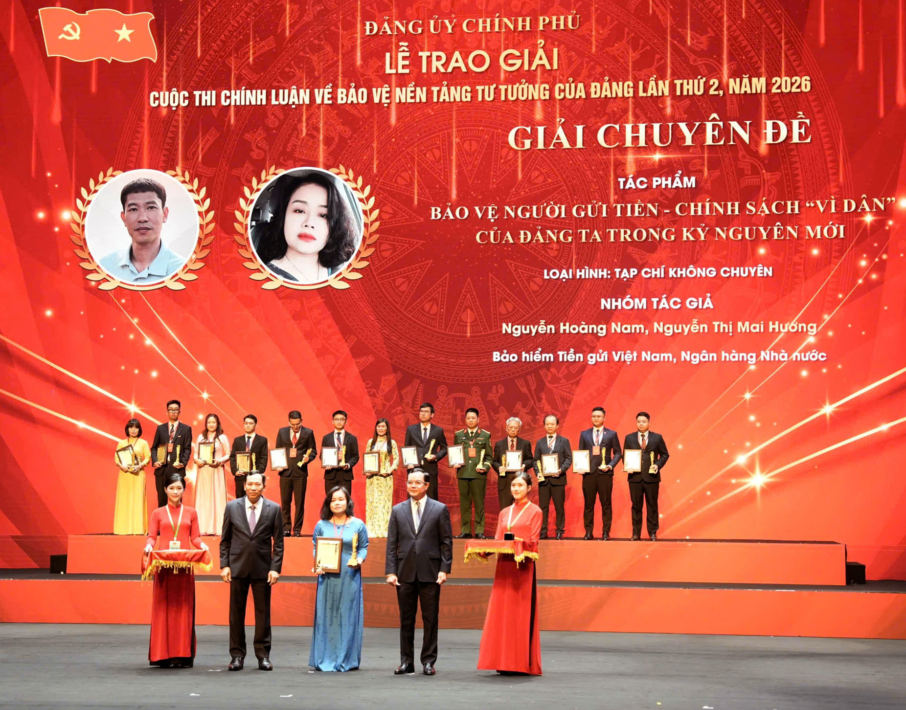 Tác phẩm ”Bảo vệ người gửi tiền - chính sách vì dân của Đảng ta trong kỷ nguyên mới” của nhóm tác giả Nguyễn Hoàng Nam - Nguyễn Thị Mai Hương, DIV, được trao giải chuyên đề ở loại hình tạp chí không chuyên