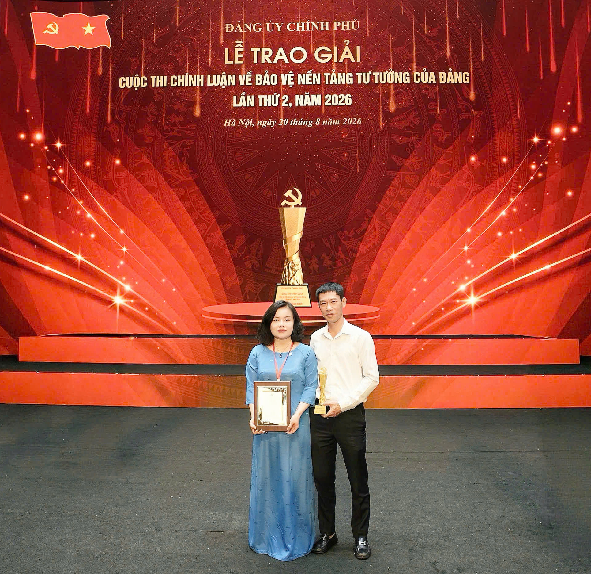 Tác phẩm ”Bảo vệ người gửi tiền - chính sách vì dân của Đảng ta trong kỷ nguyên mới” của nhóm tác giả Nguyễn Hoàng Nam - Nguyễn Thị Mai Hương, DIV, được trao giải chuyên đề ở loại hình tạp chí không chuyên
