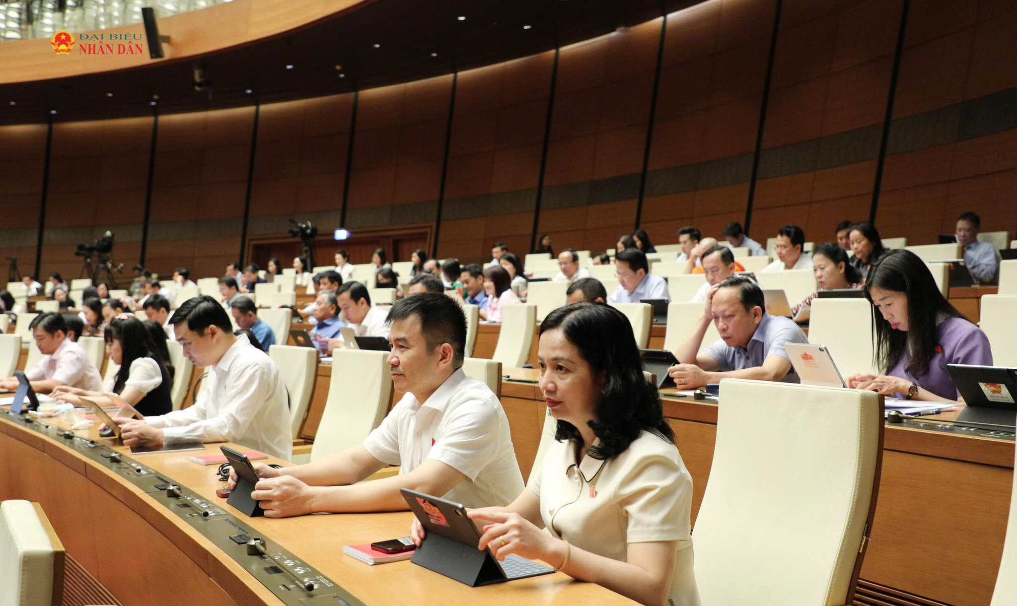 Các đại biểu tham gia phiên họp tại hội trường