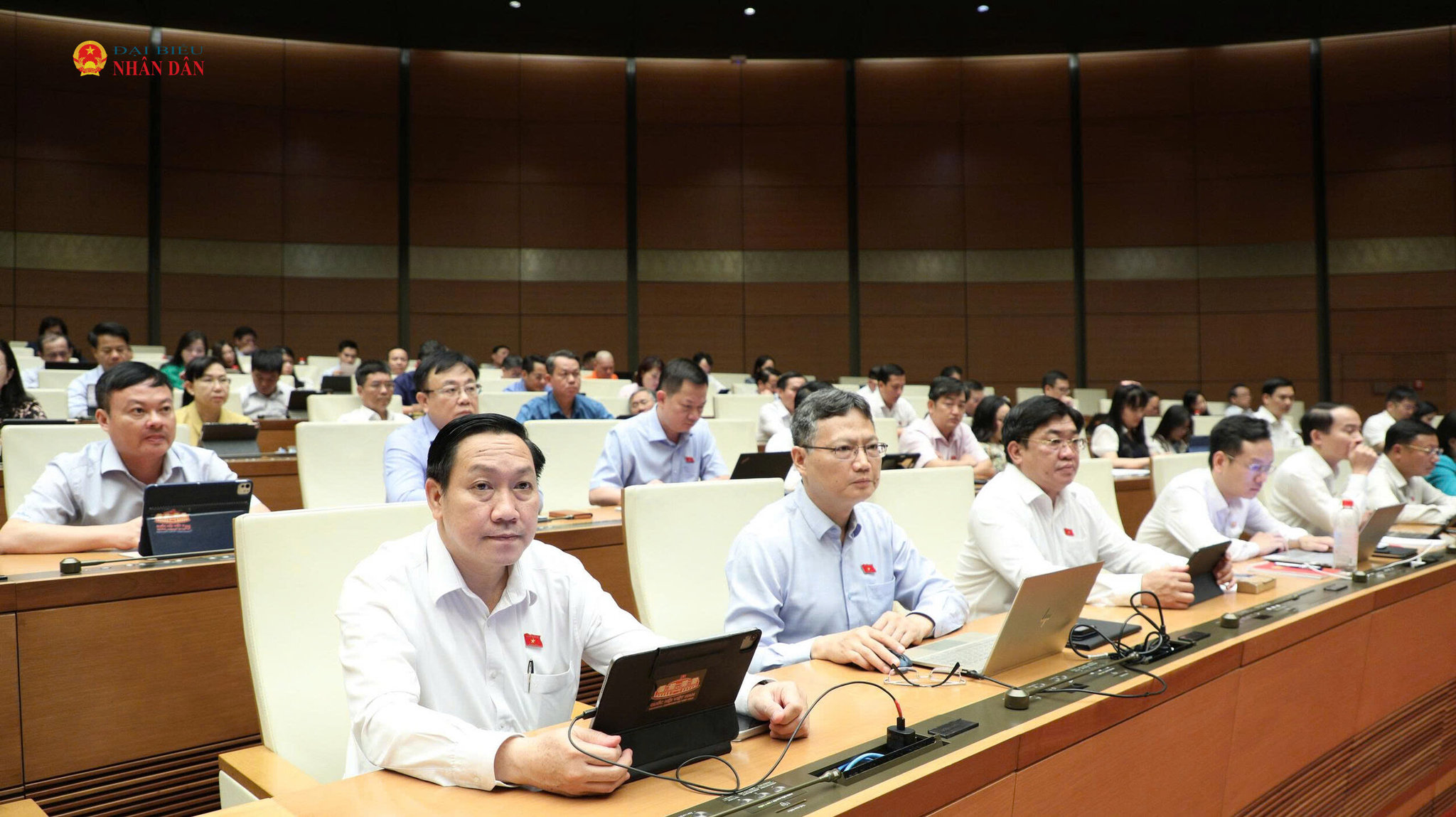 Các đại biểu tham gia phiên họp tại hội trường