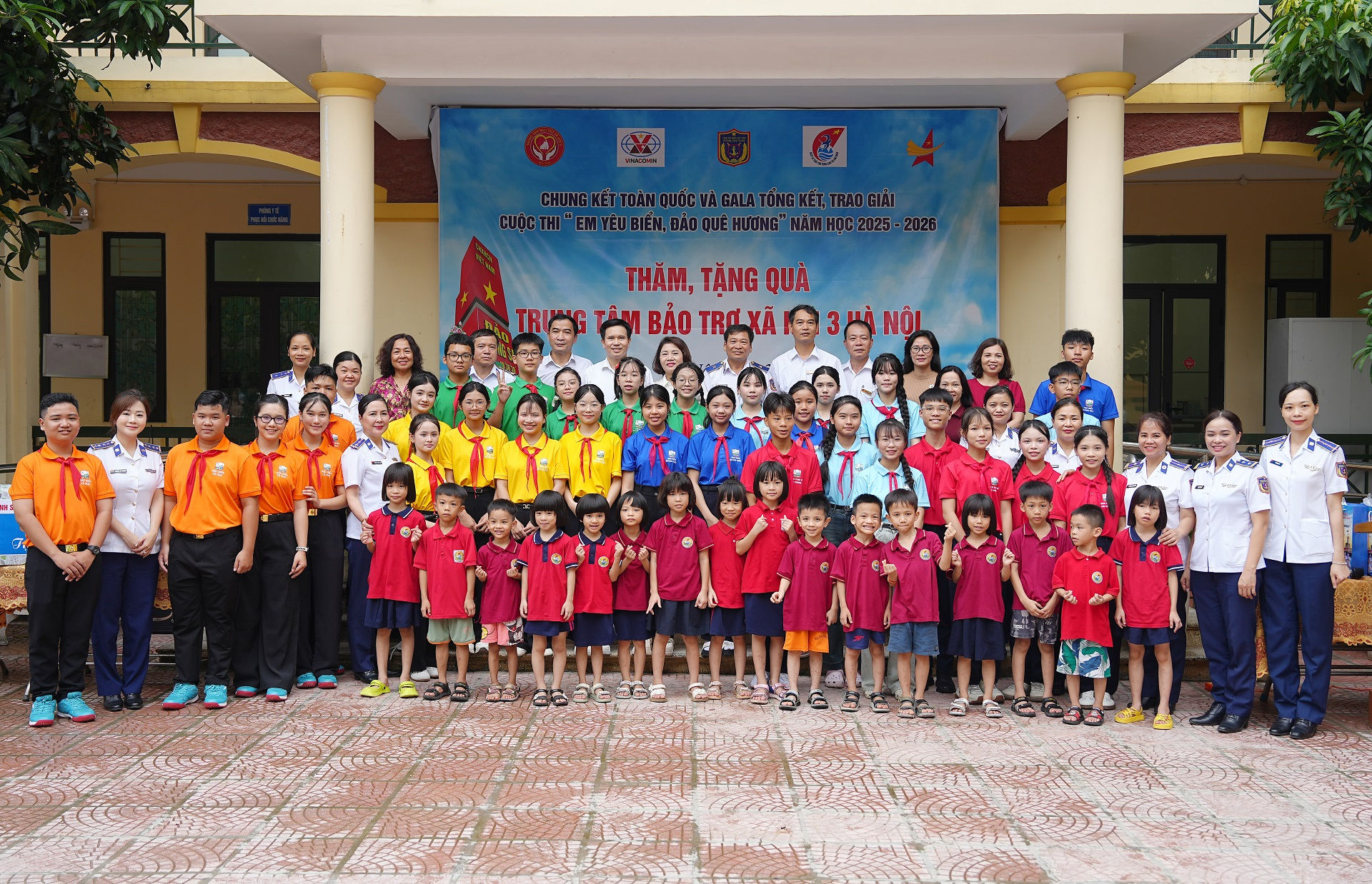 Các đại biểu chụp ảnh lưu niệm tại Trung tâm Bảo trợ xã hội 3 Hà Nội.